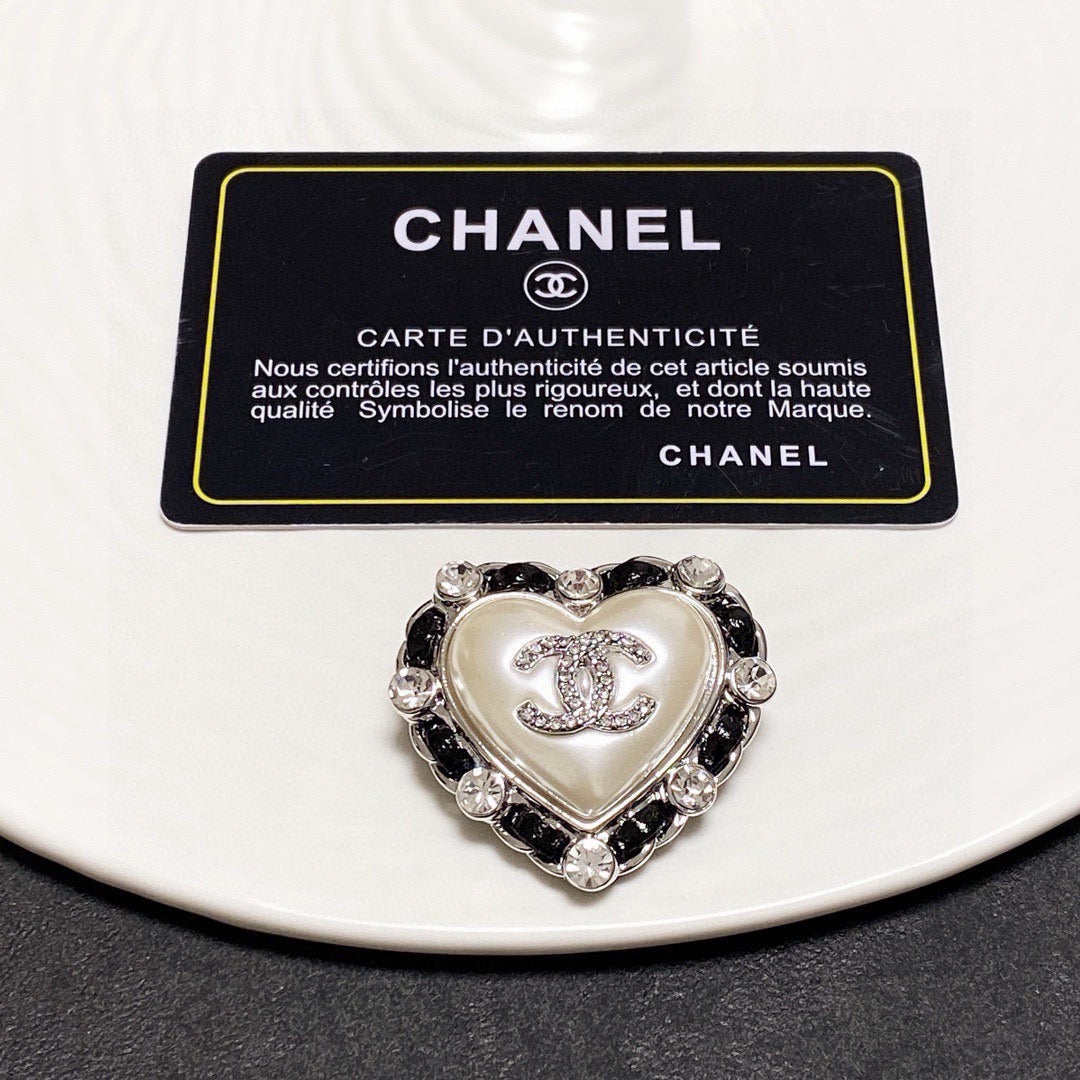 26FW New Silver & Black Leather Heart Brooch 💗