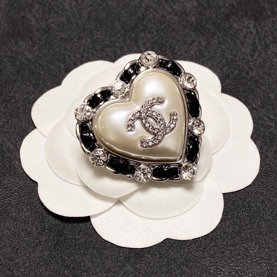 26FW New Silver & Black Leather Heart Brooch 💗