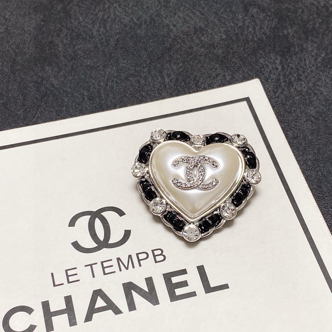 26FW New Silver & Black Leather Heart Brooch 💗