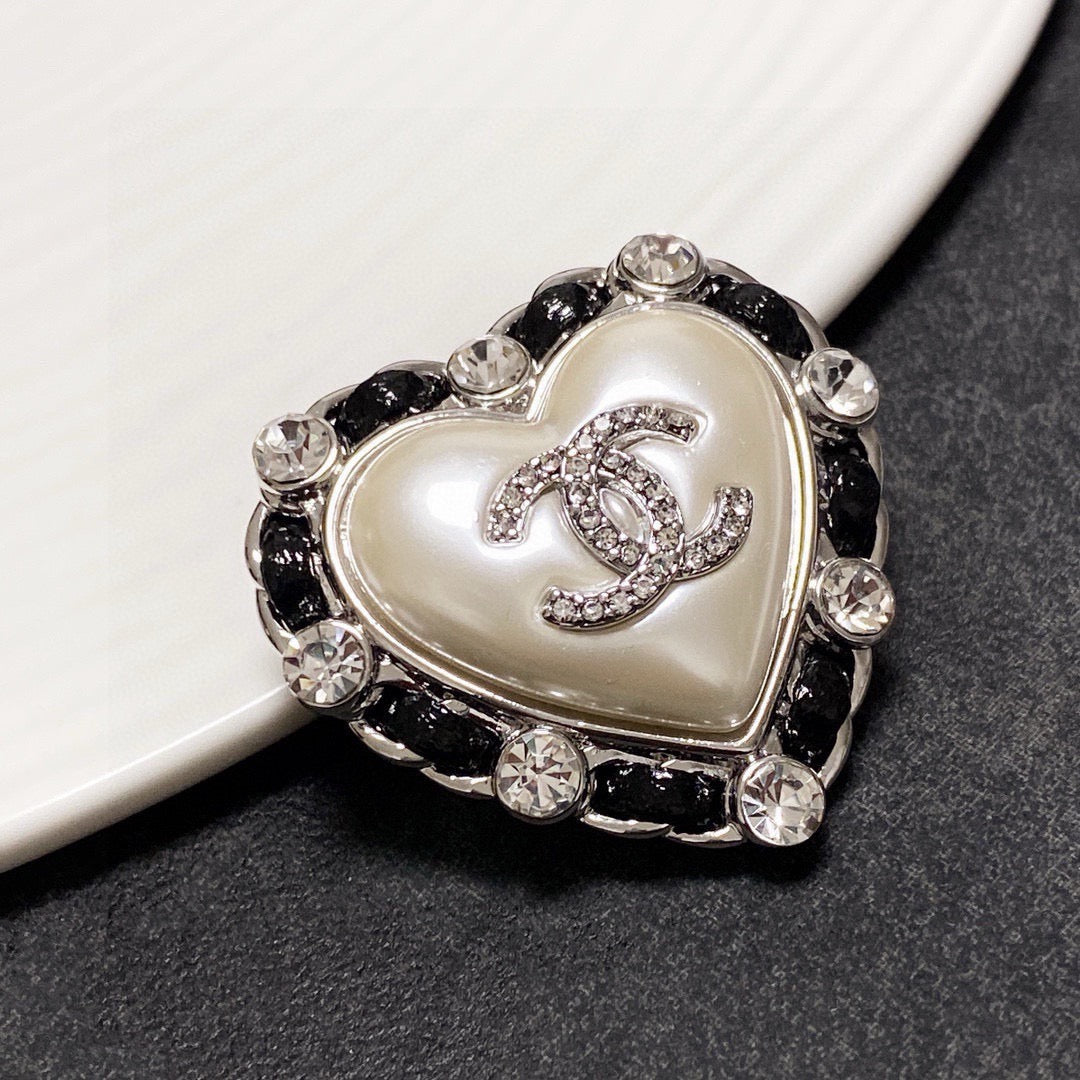 26FW New Silver & Black Leather Heart Brooch 💗