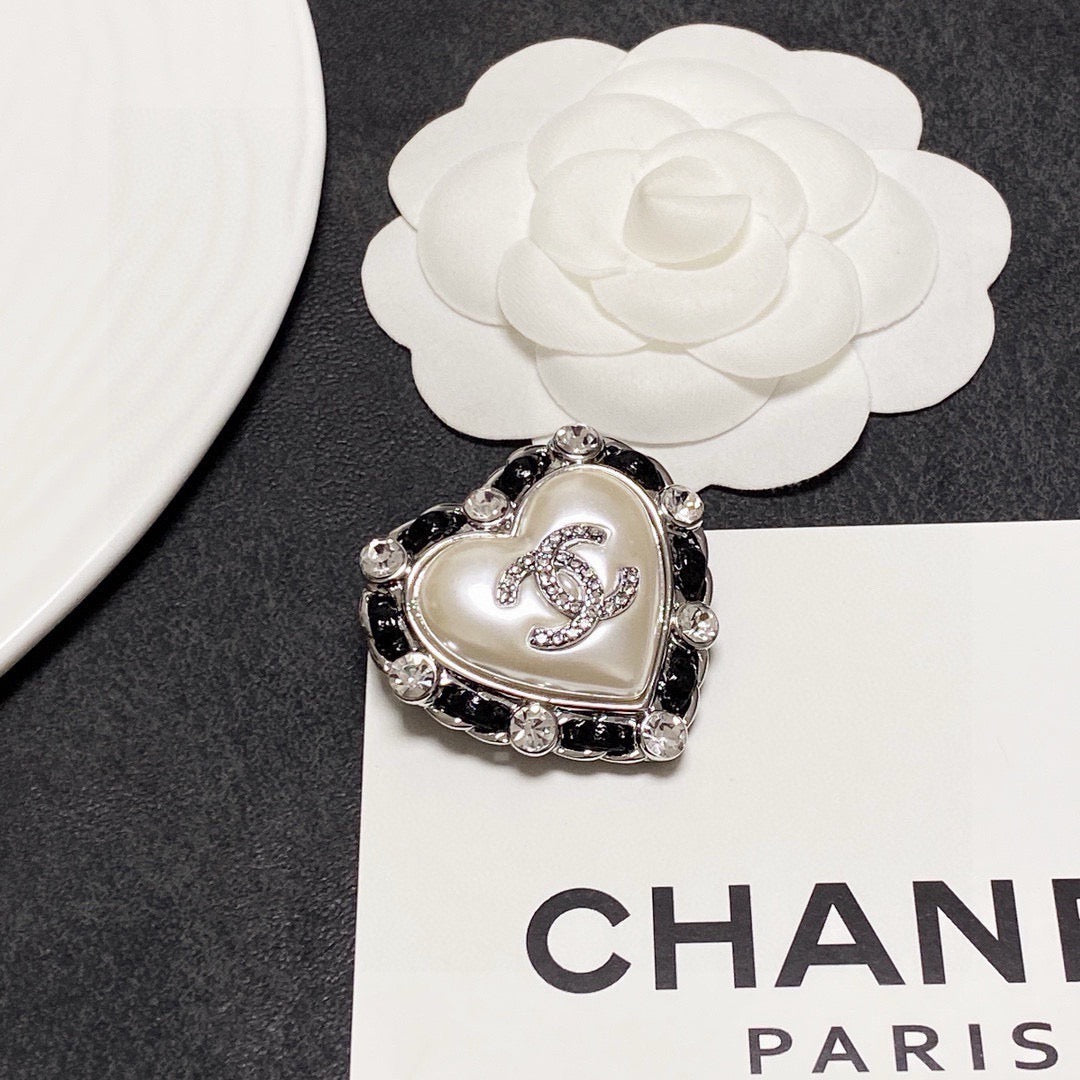 26FW New Silver & Black Leather Heart Brooch 💗