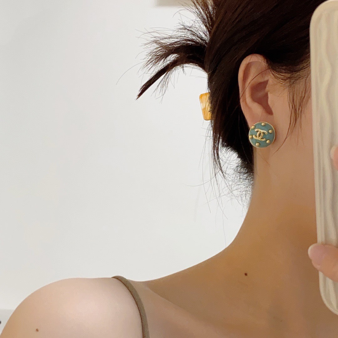 26FW New Minimalist Double-C Stud Earrings 🌺