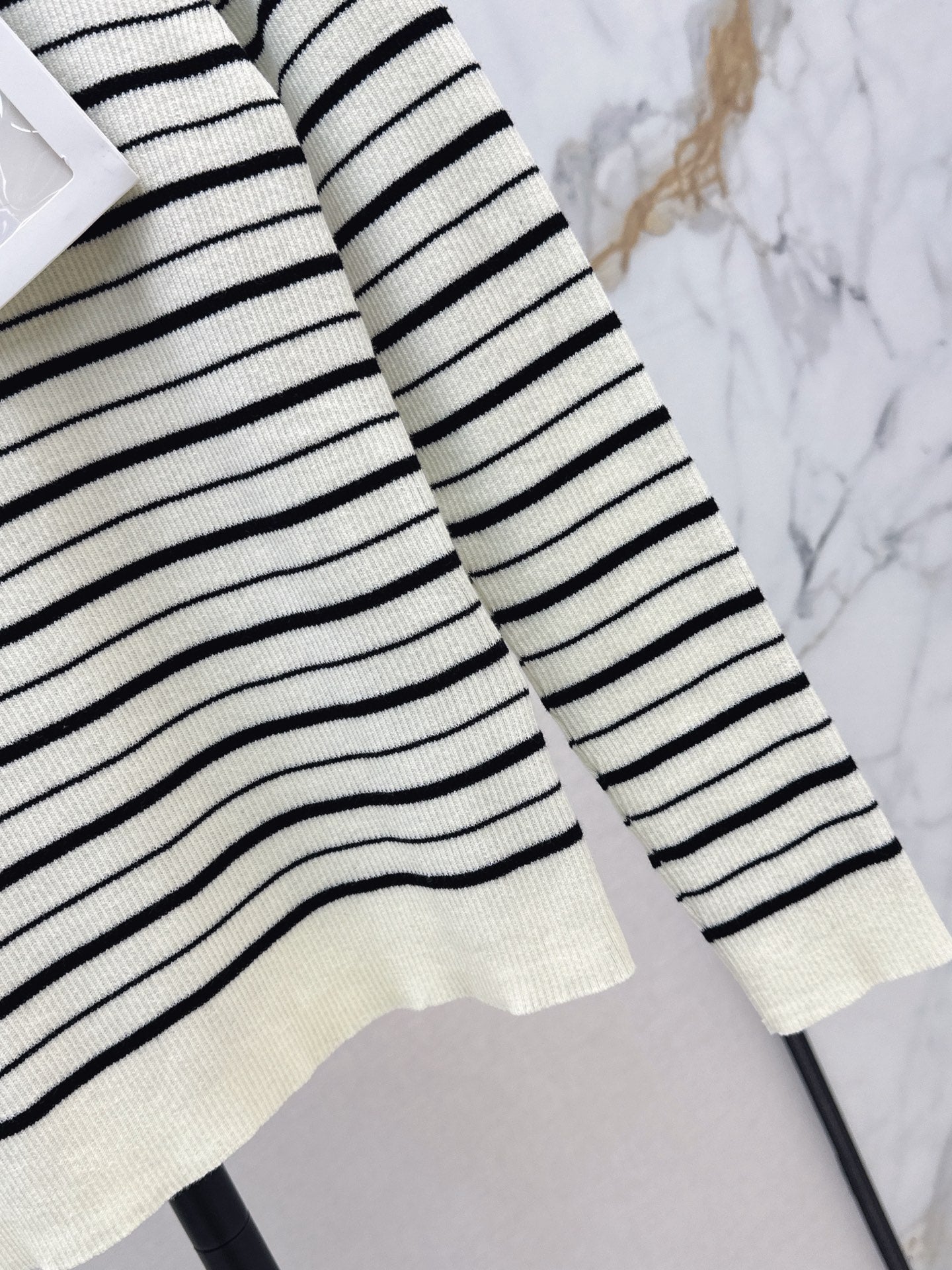 26FW New Striped Long-Sleeve Knit Top with Metal Buckle Detail 🖤
