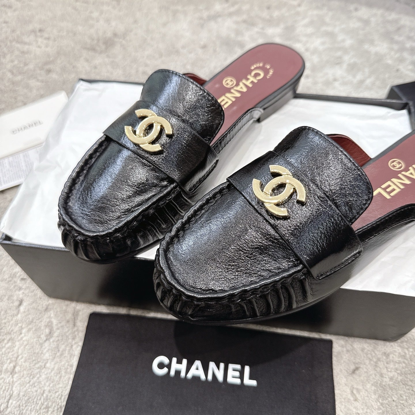 26FW New Pleated Flat Mule Mules – Vintage-Style Closed-Toe Slip-Ons
