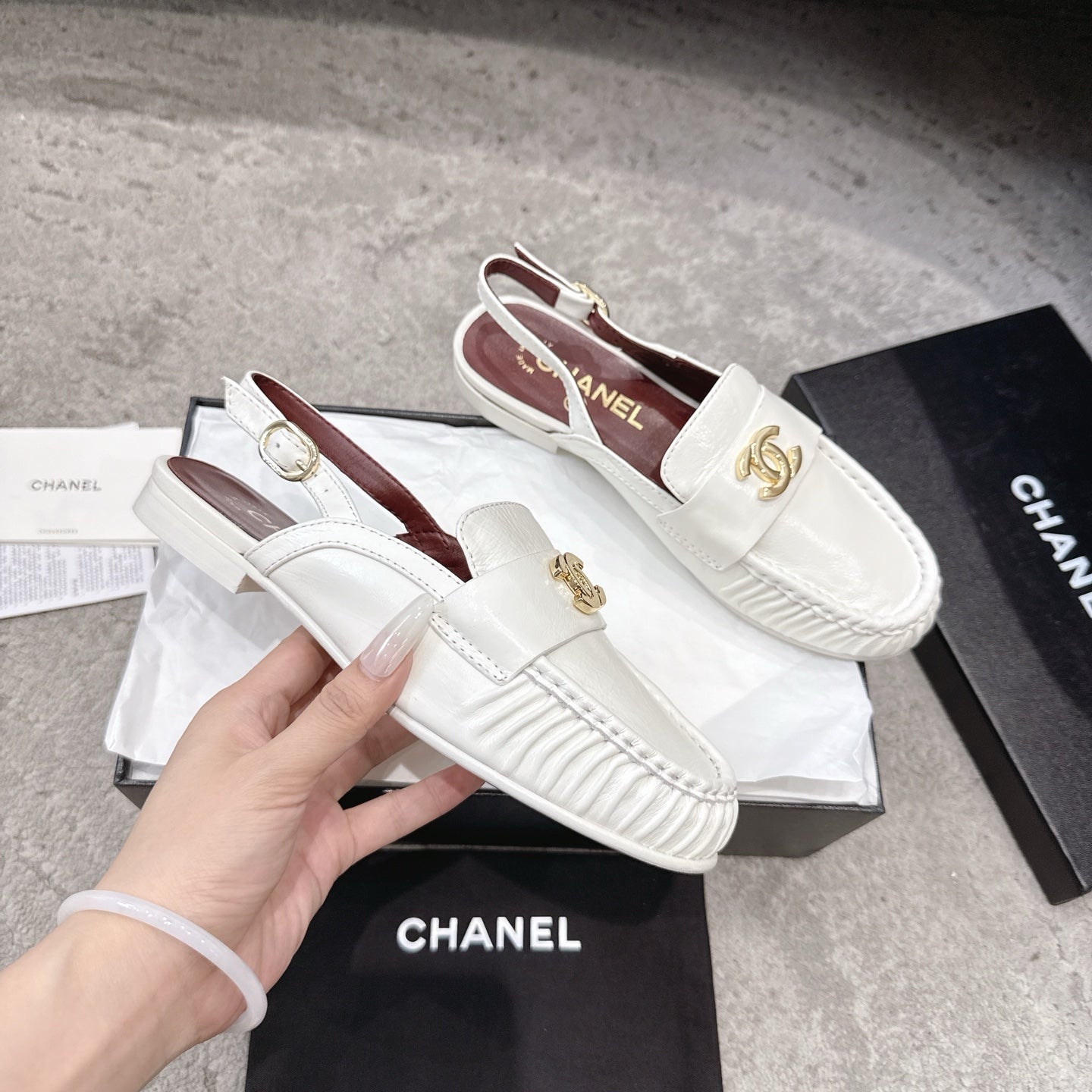 26FW New Pleated Flat Mules – Vintage-Style Closed-Toe Sandals