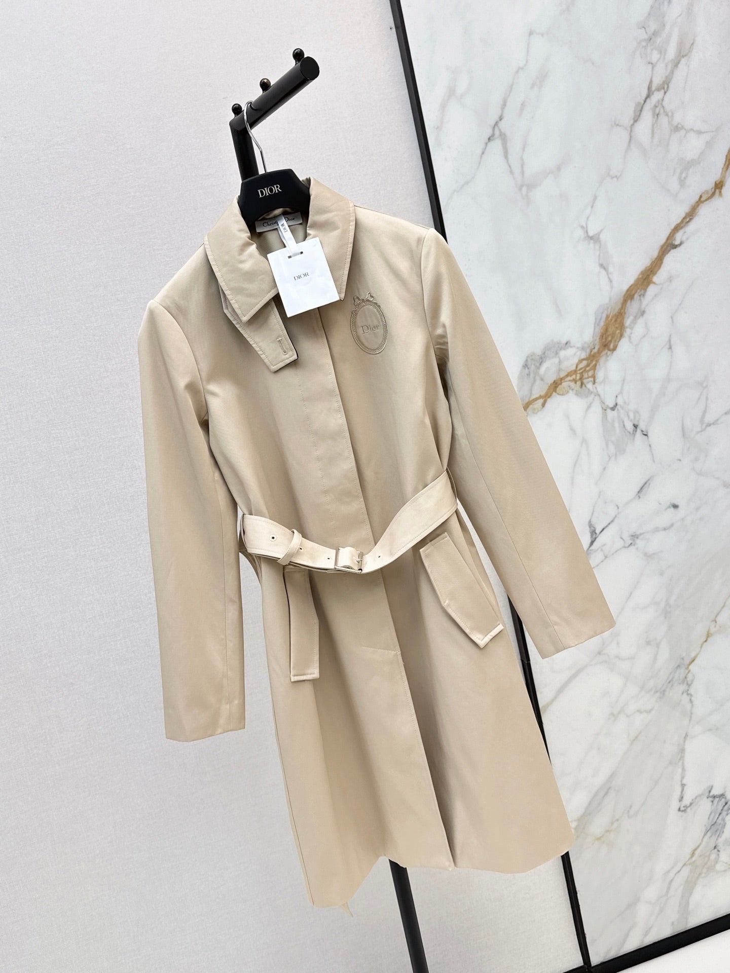 26FW New Badge-Embroidered Mid-Length Trench Coat 🖤