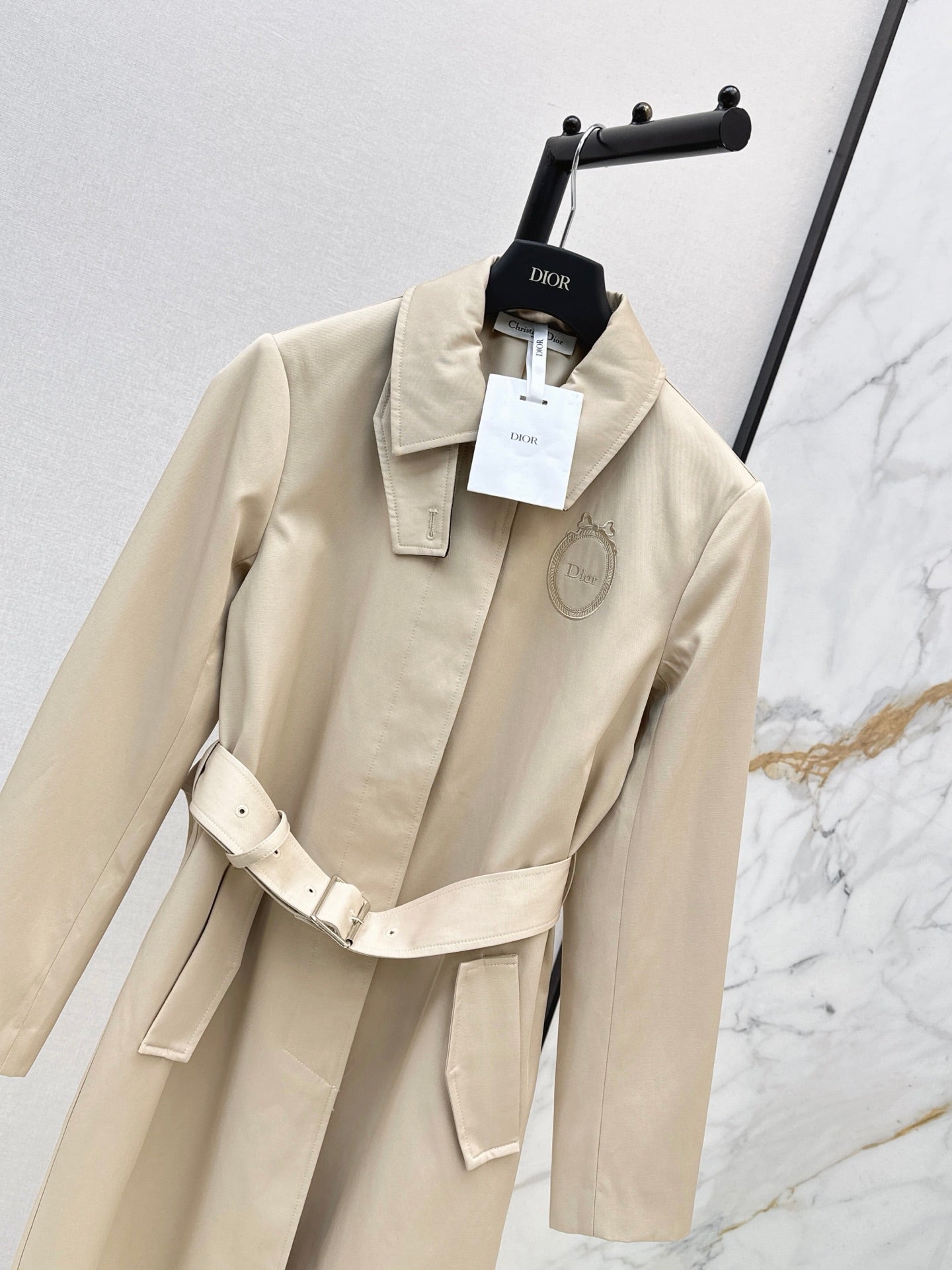 26FW New Badge-Embroidered Mid-Length Trench Coat 🖤