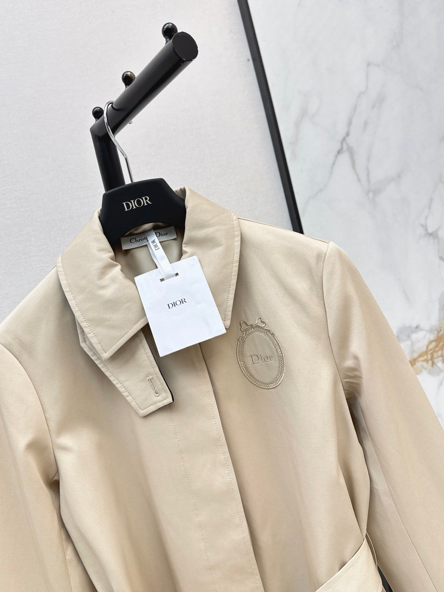 26FW New Badge-Embroidered Mid-Length Trench Coat 🖤