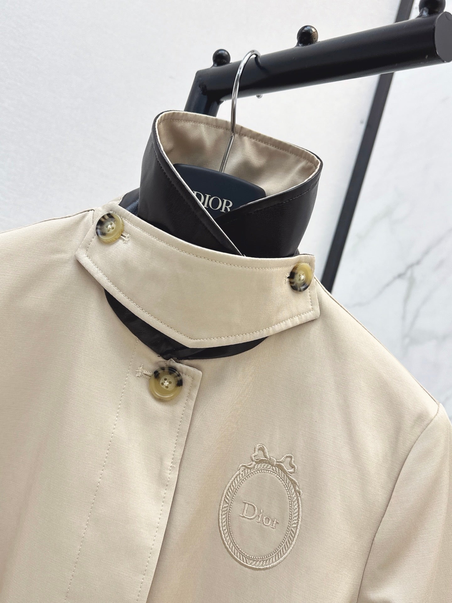 26FW New Badge-Embroidered Mid-Length Trench Coat 🖤