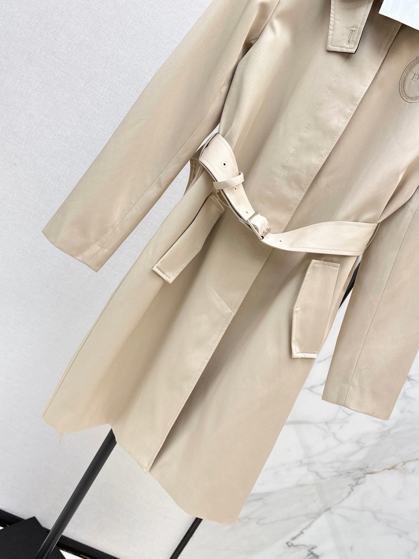 26FW New Badge-Embroidered Mid-Length Trench Coat 🖤