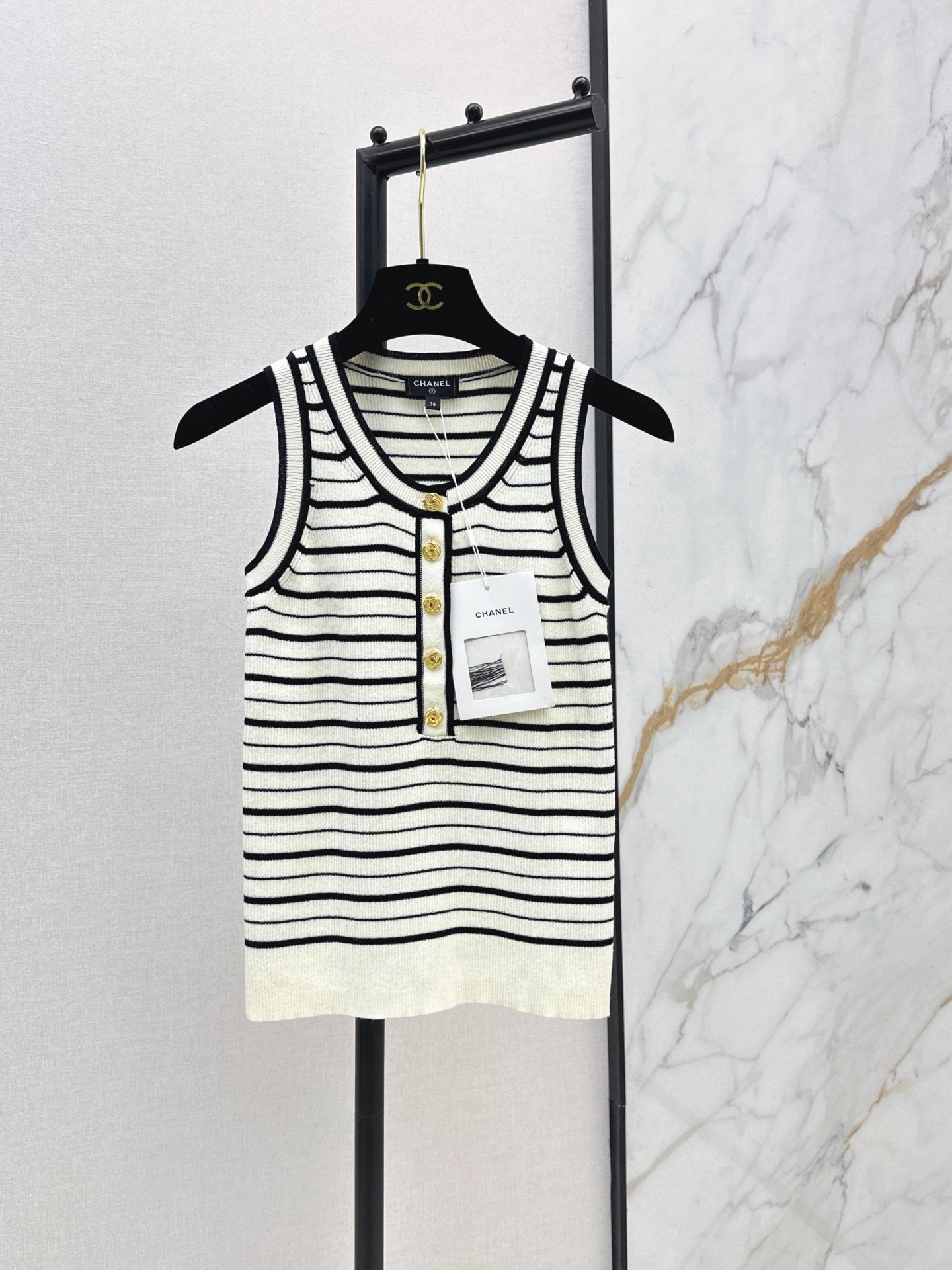 26FW New Striped Sleeveless Knit Vest with Metal Double-C Buckle 🖤