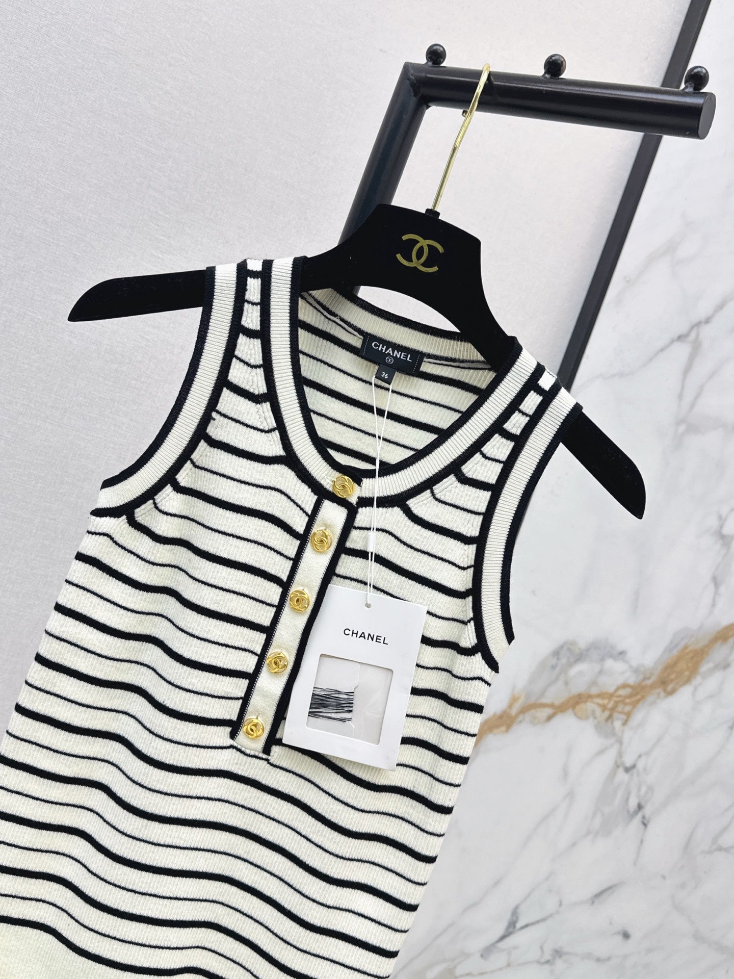 26FW New Striped Sleeveless Knit Vest with Metal Double-C Buckle 🖤