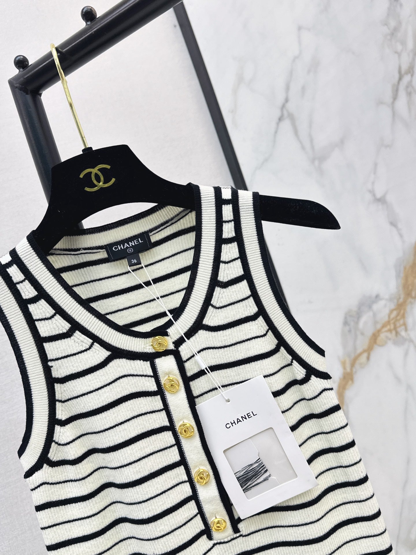 26FW New Striped Sleeveless Knit Vest with Metal Double-C Buckle 🖤