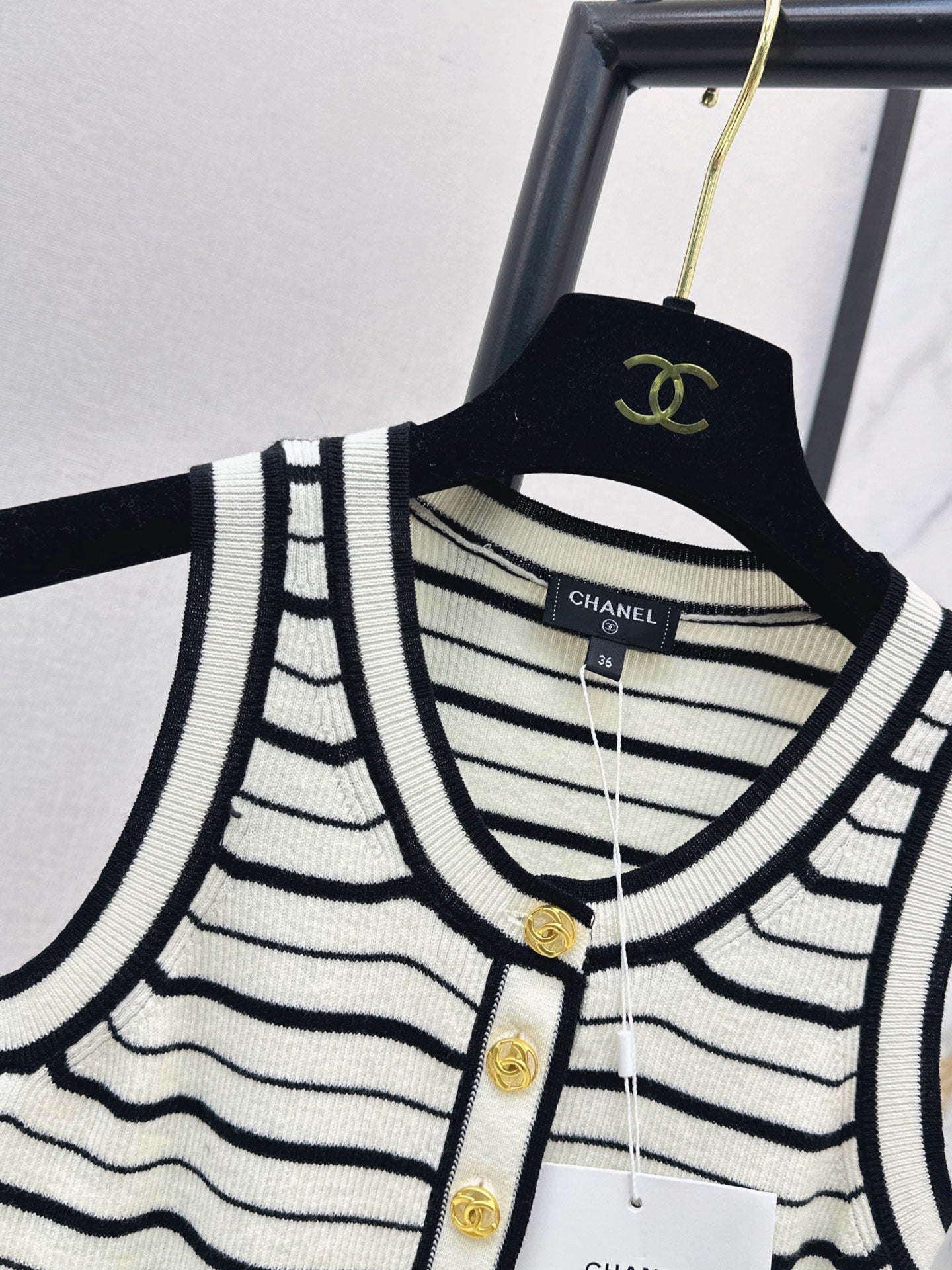 26FW New Striped Sleeveless Knit Vest with Metal Double-C Buckle 🖤