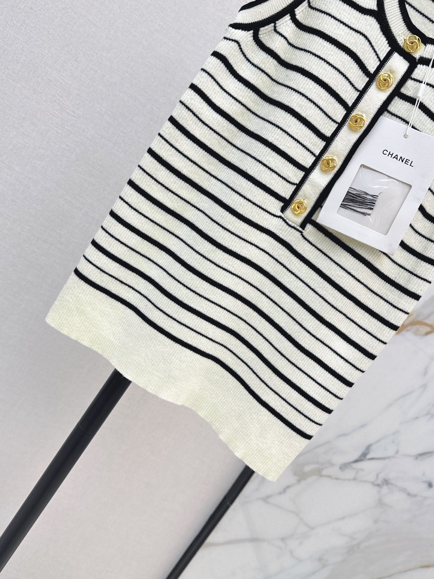26FW New Striped Sleeveless Knit Vest with Metal Double-C Buckle 🖤