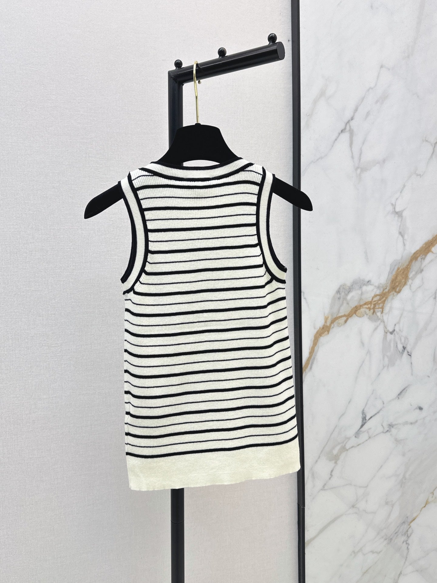 26FW New Striped Sleeveless Knit Vest with Metal Double-C Buckle 🖤