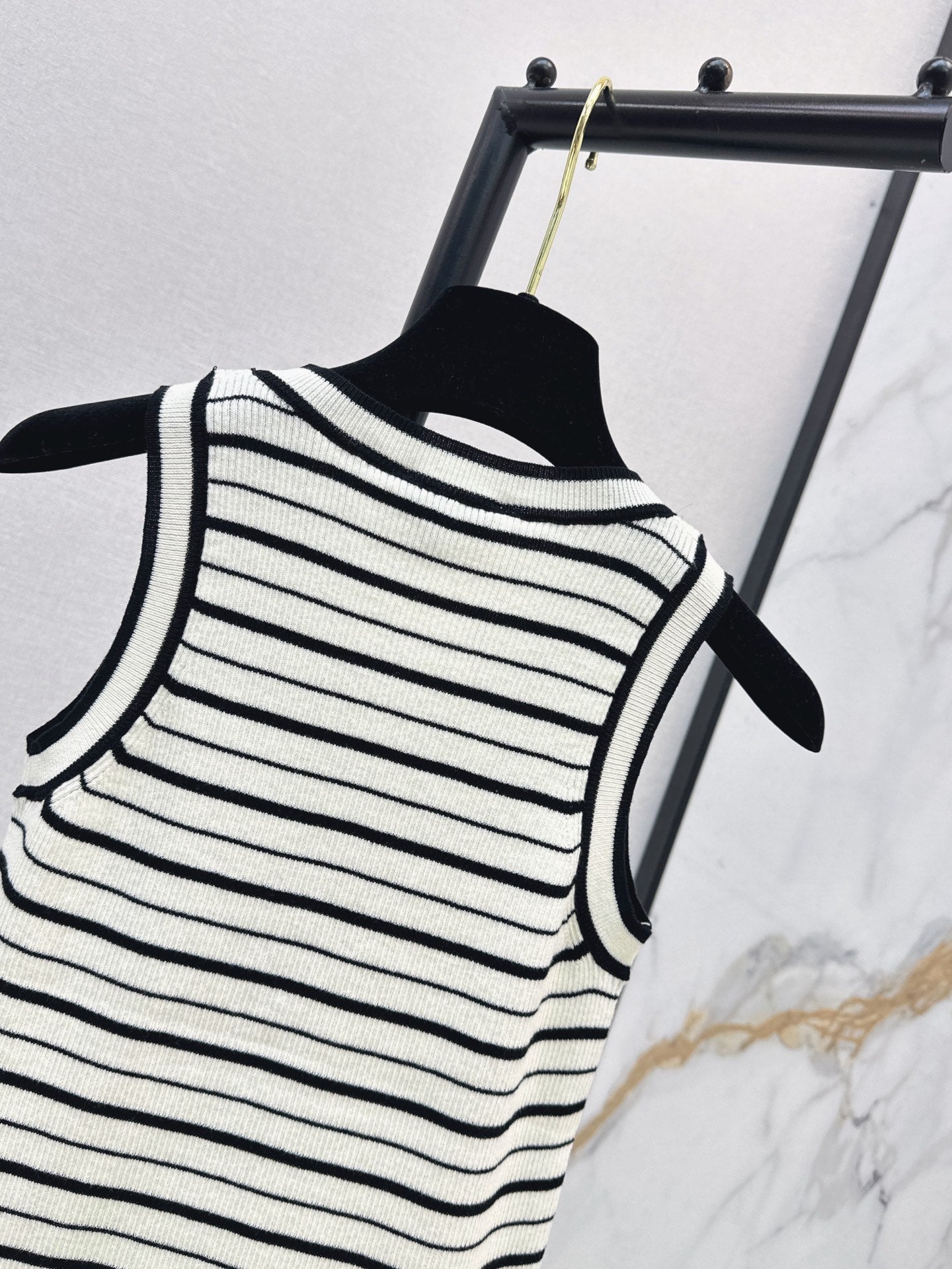 26FW New Striped Sleeveless Knit Vest with Metal Double-C Buckle 🖤