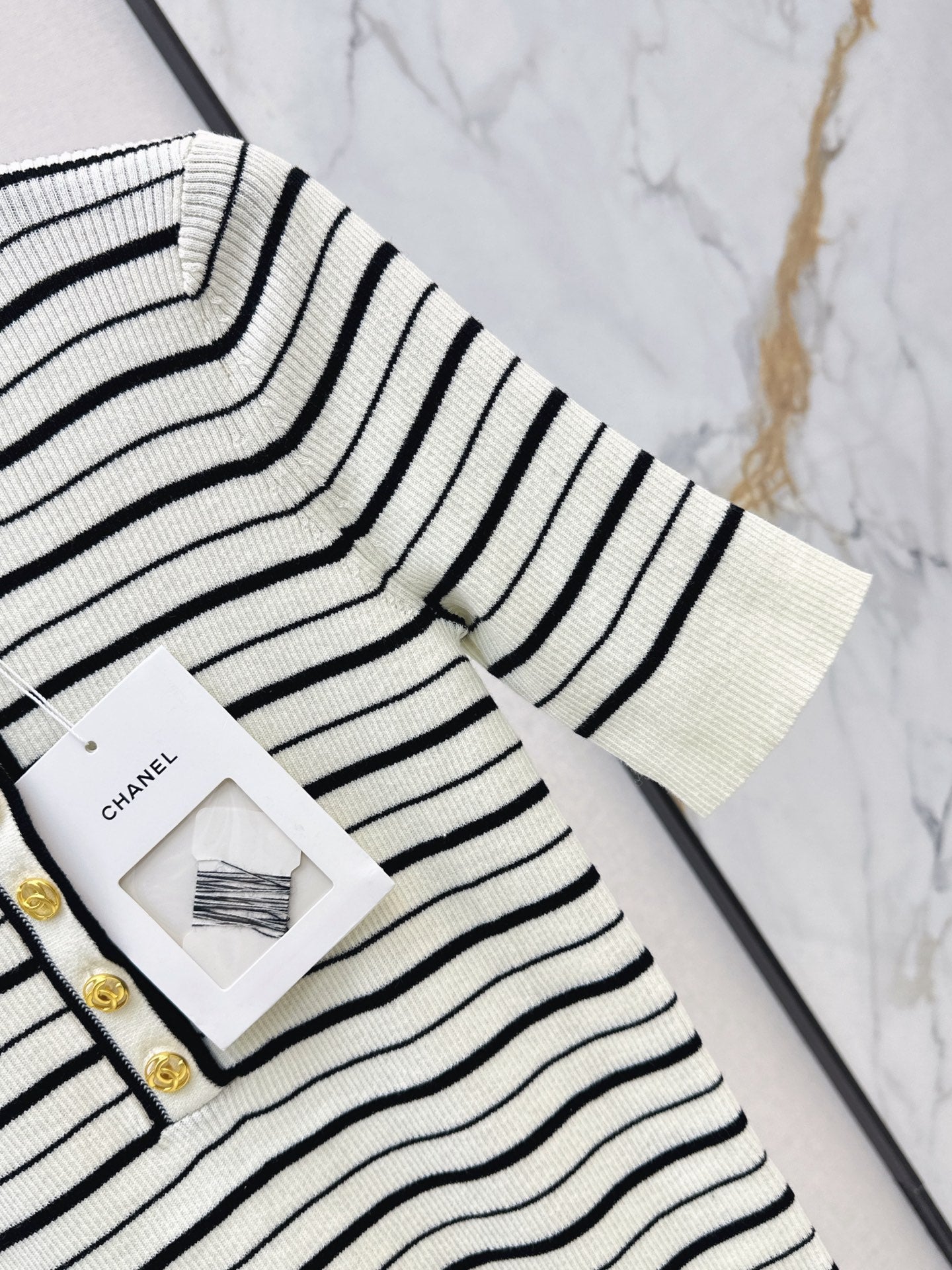 26FW New Striped Short-Sleeve Top with Metal Double-C Buckle 🖤