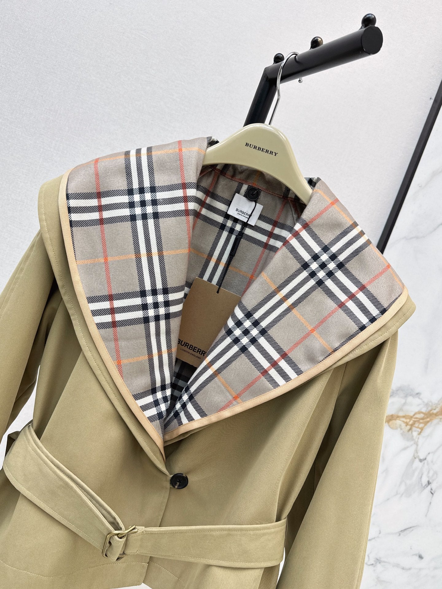 26FW New: Two-piece set featuring a trench coat with a large lapel and a plaid inner layer 🤎