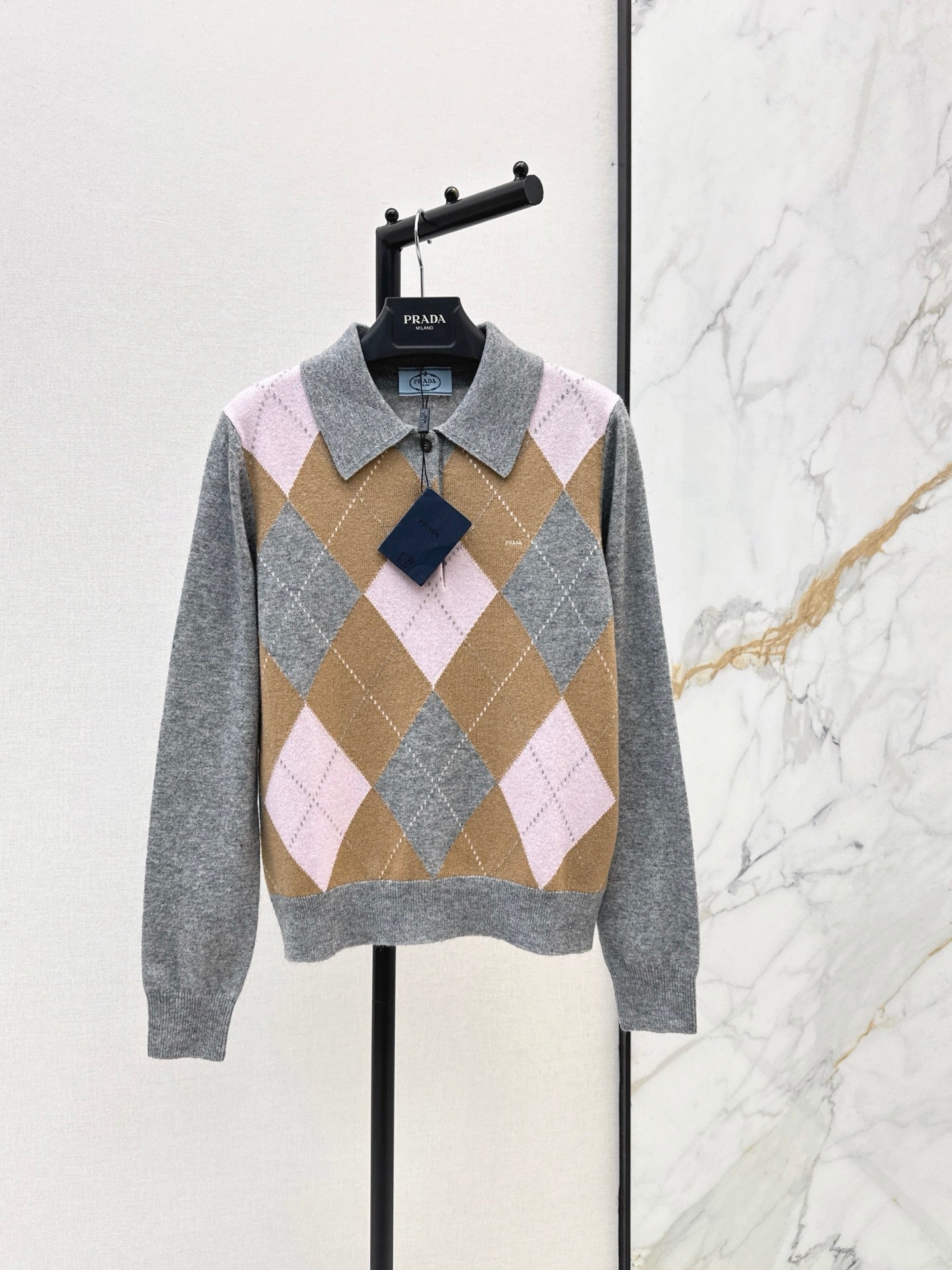 🔥Highest Quality🔥 26FW New Color-Block Diamond-Quilt Knit Polo with Logo & Fur-Trimmed Detail (Cashmere Blend) 🩶