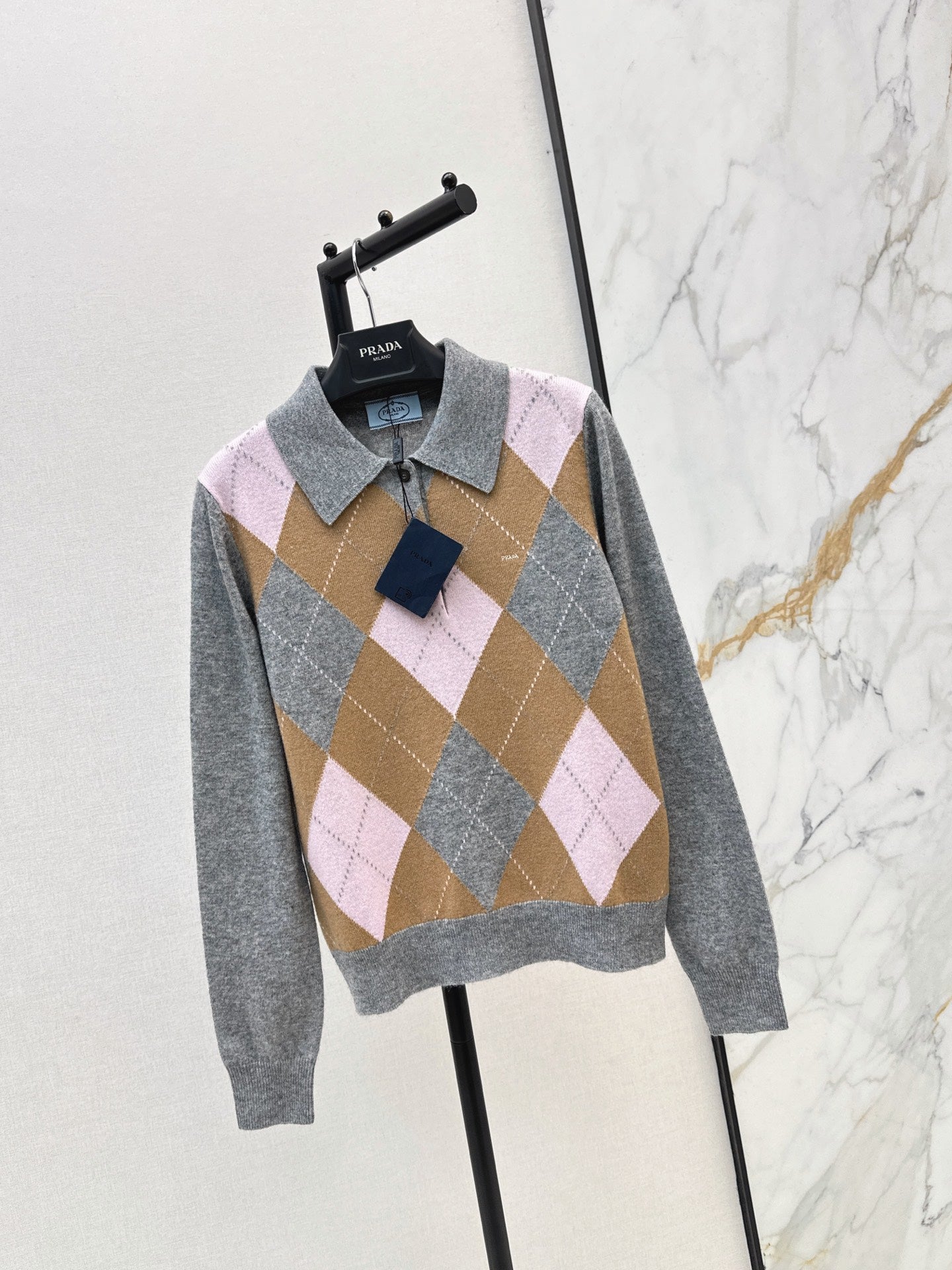 🔥Highest Quality🔥 26FW New Color-Block Diamond-Quilt Knit Polo with Logo & Fur-Trimmed Detail (Cashmere Blend) 🩶