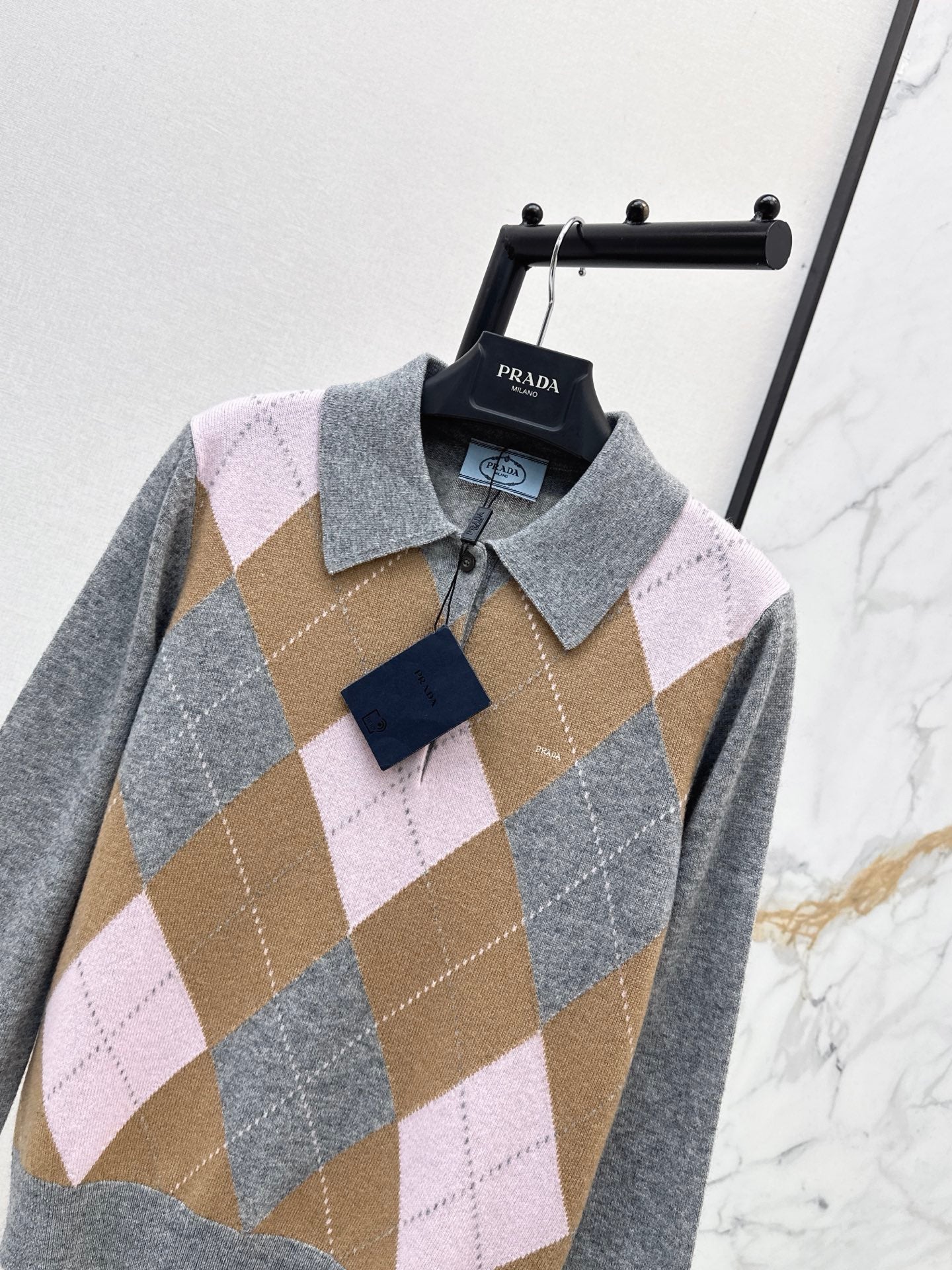🔥Highest Quality🔥 26FW New Color-Block Diamond-Quilt Knit Polo with Logo & Fur-Trimmed Detail (Cashmere Blend) 🩶