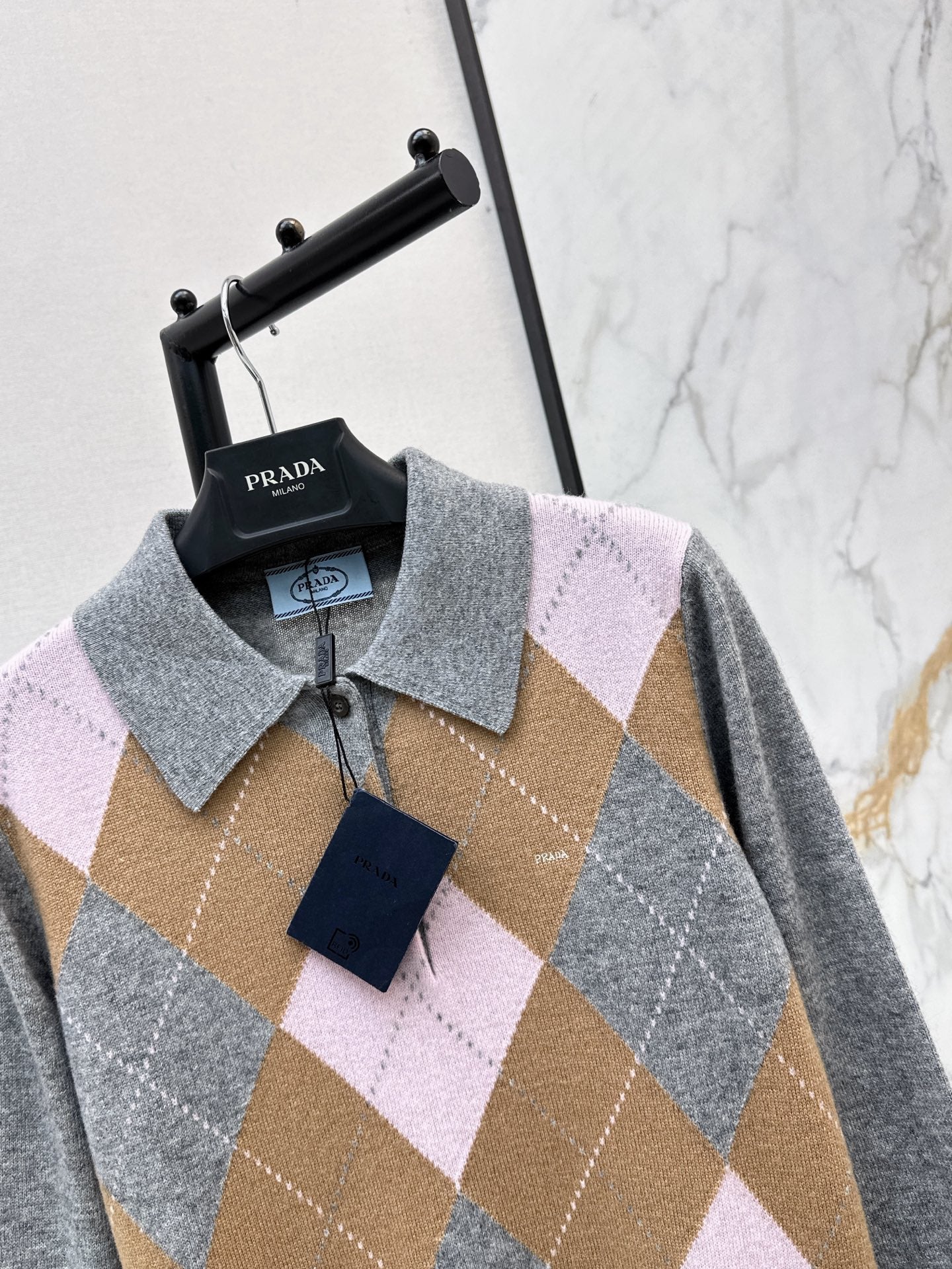 🔥Highest Quality🔥 26FW New Color-Block Diamond-Quilt Knit Polo with Logo & Fur-Trimmed Detail (Cashmere Blend) 🩶