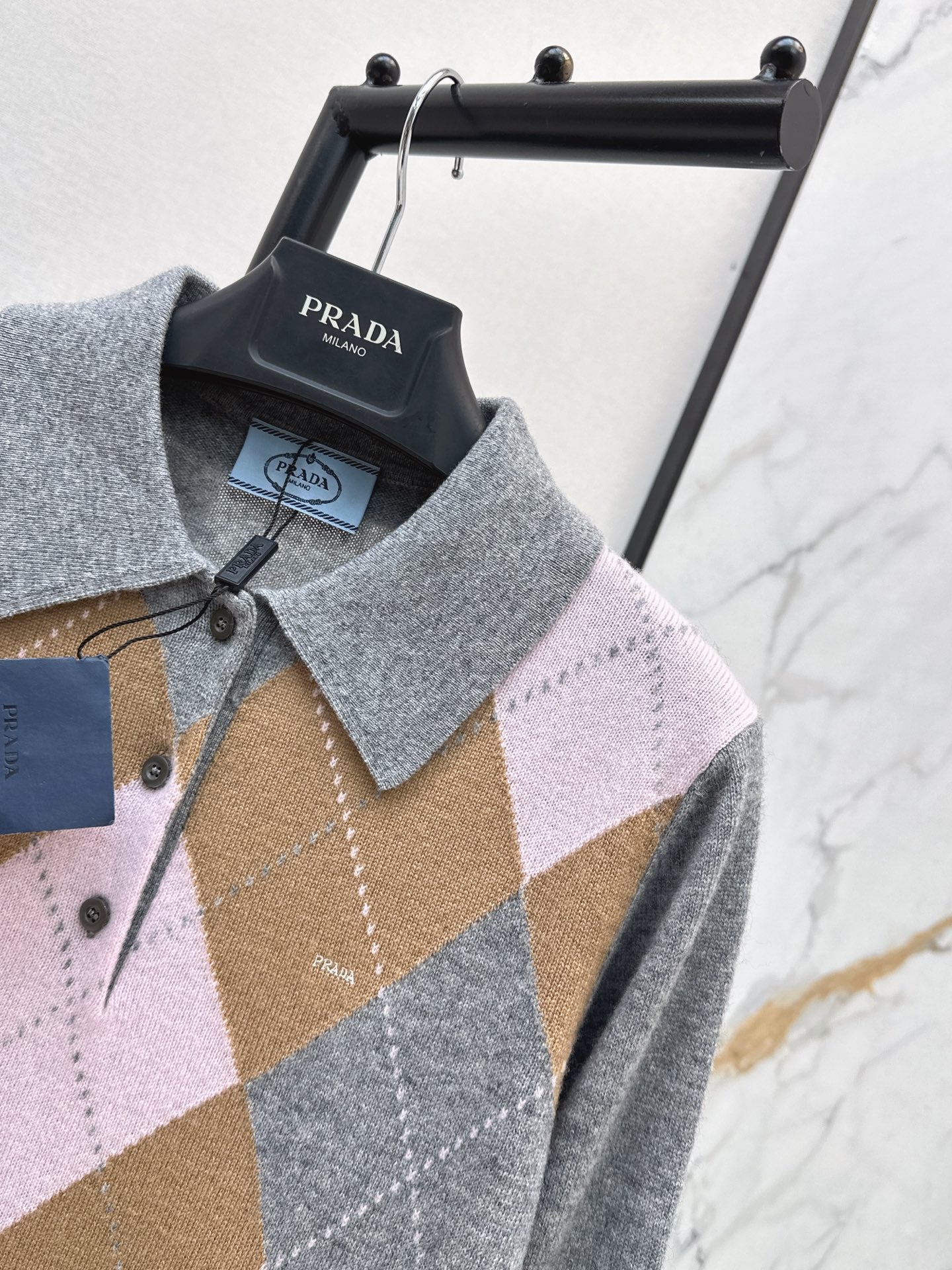 🔥Highest Quality🔥 26FW New Color-Block Diamond-Quilt Knit Polo with Logo & Fur-Trimmed Detail (Cashmere Blend) 🩶