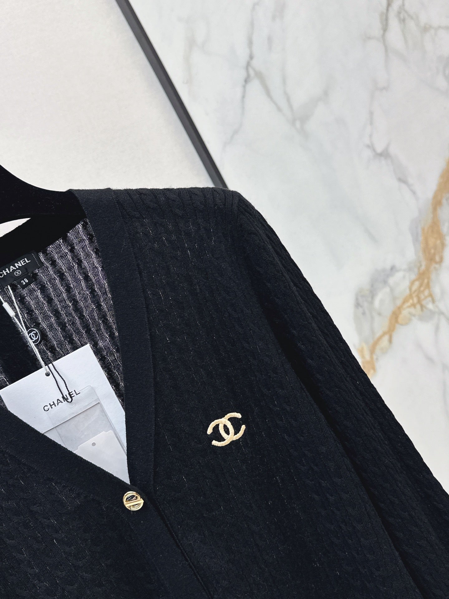 26FW New V-Neck Logo-Embroidered Knit Cardigan 🖤