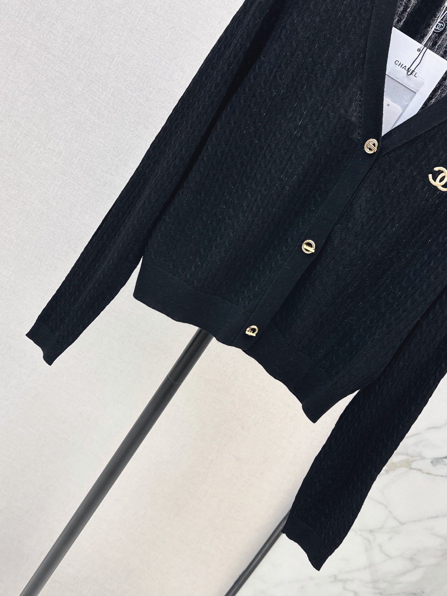 26FW New V-Neck Logo-Embroidered Knit Cardigan 🖤