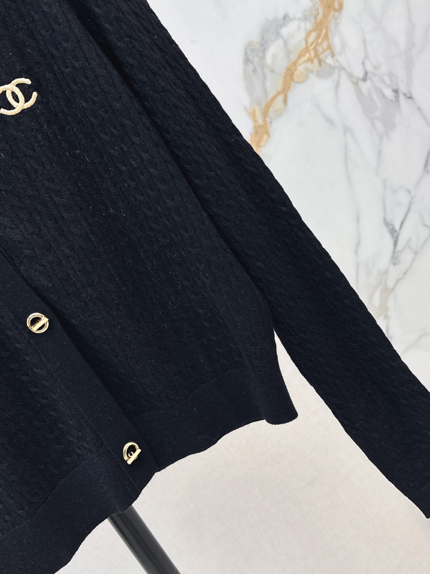 26FW New V-Neck Logo-Embroidered Knit Cardigan 🖤