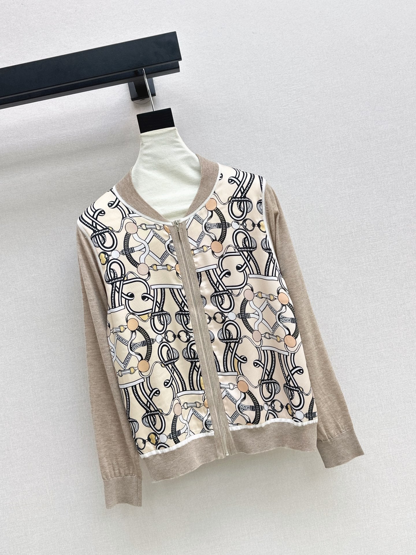 26FW New Long-Sleeve Knit Cardigan with Rayon-Blend Printed Panel 🖤