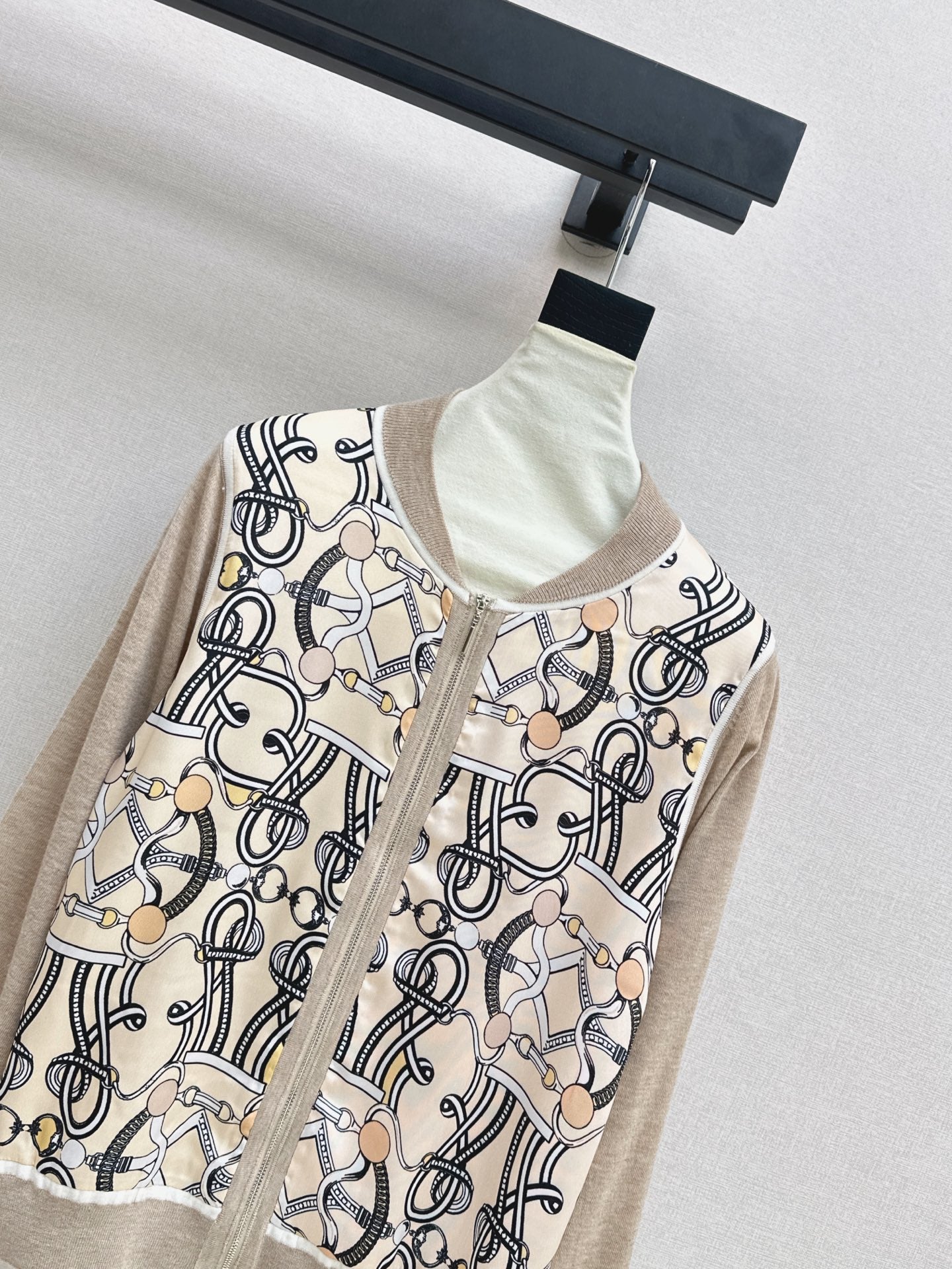 26FW New Long-Sleeve Knit Cardigan with Rayon-Blend Printed Panel 🖤