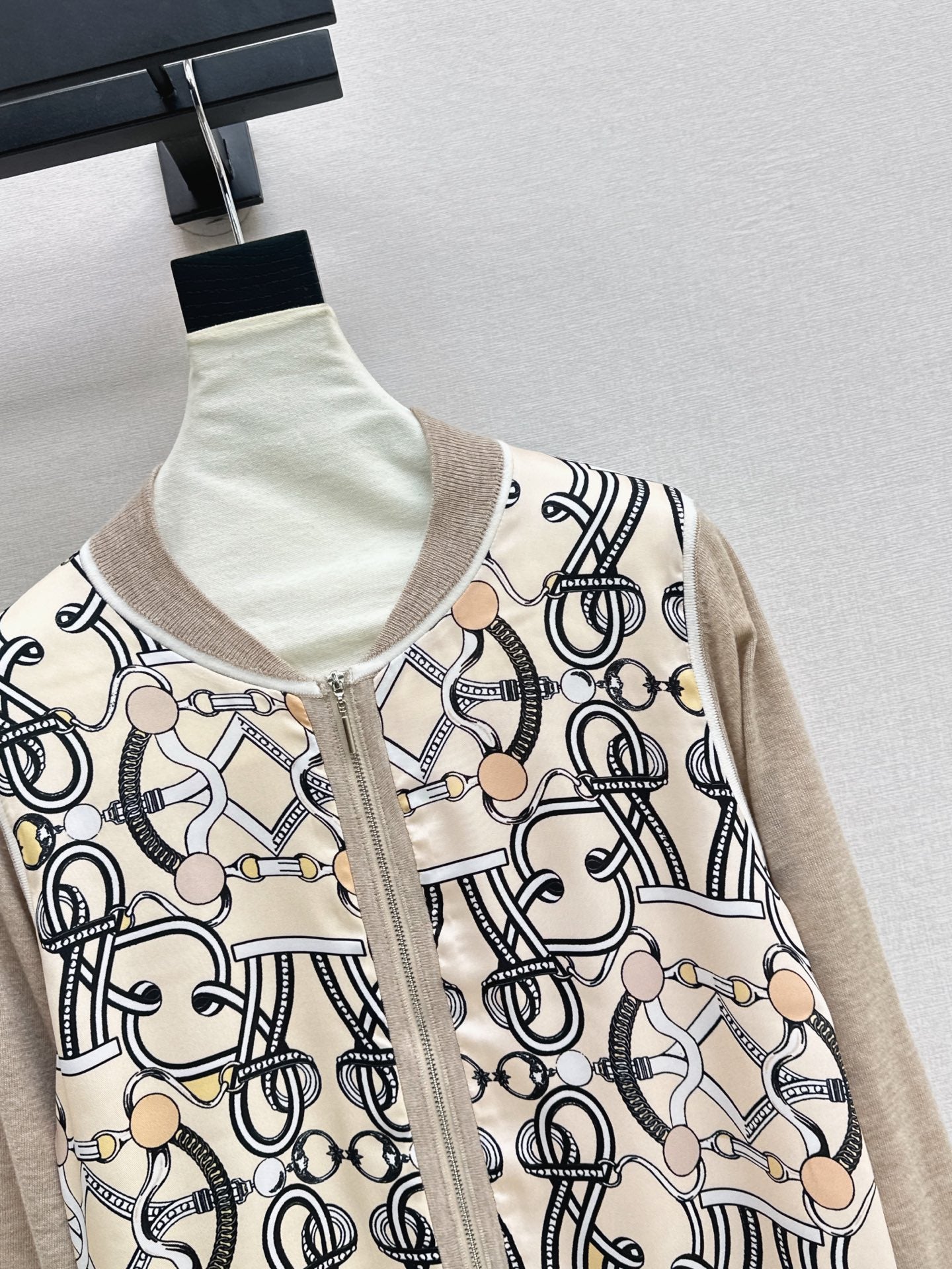 26FW New Long-Sleeve Knit Cardigan with Rayon-Blend Printed Panel 🖤