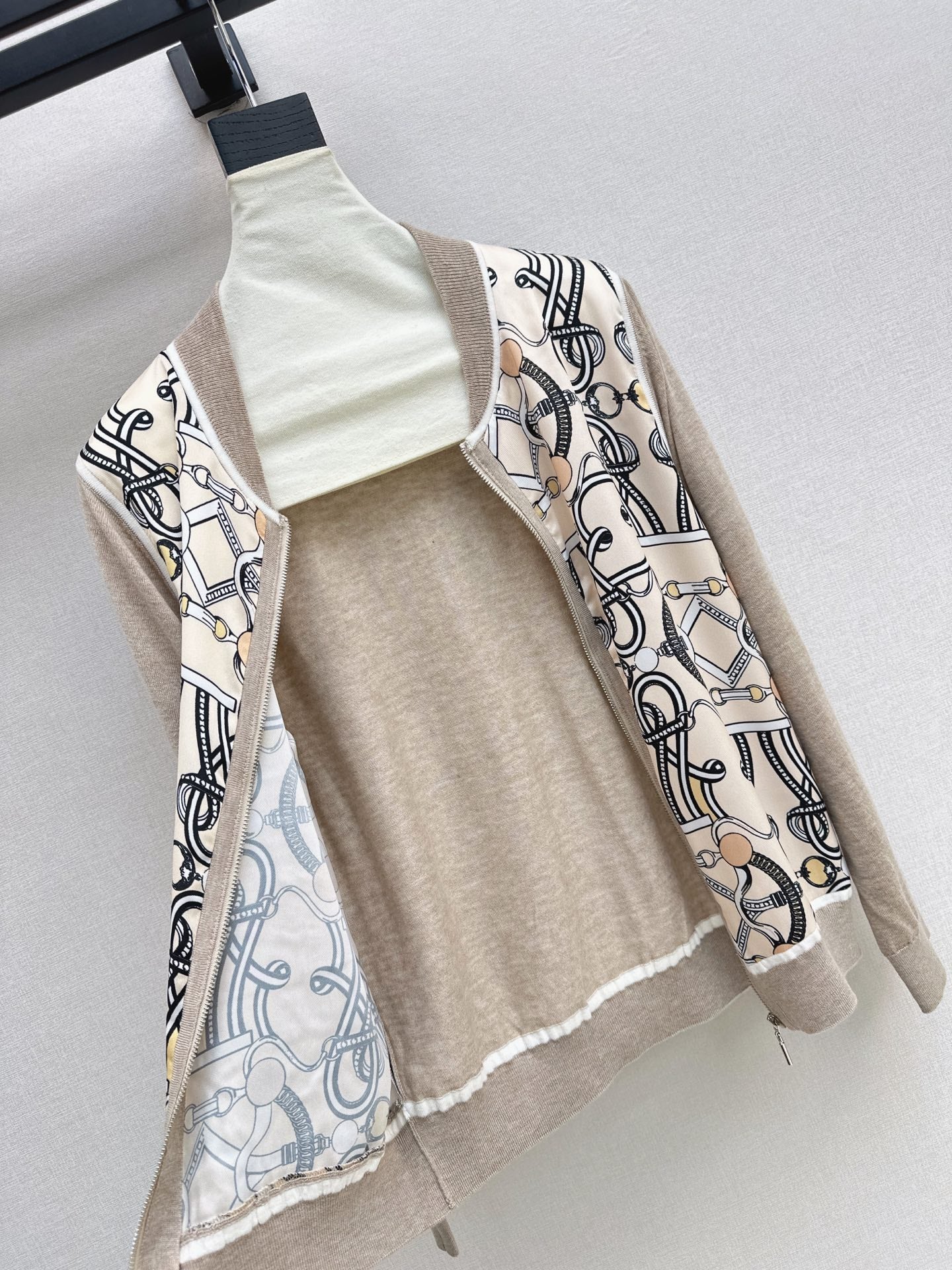 26FW New Long-Sleeve Knit Cardigan with Rayon-Blend Printed Panel 🖤