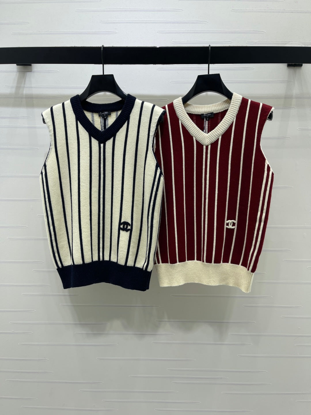 26FW New Vertical-Stripe V-Neck Knit Vest