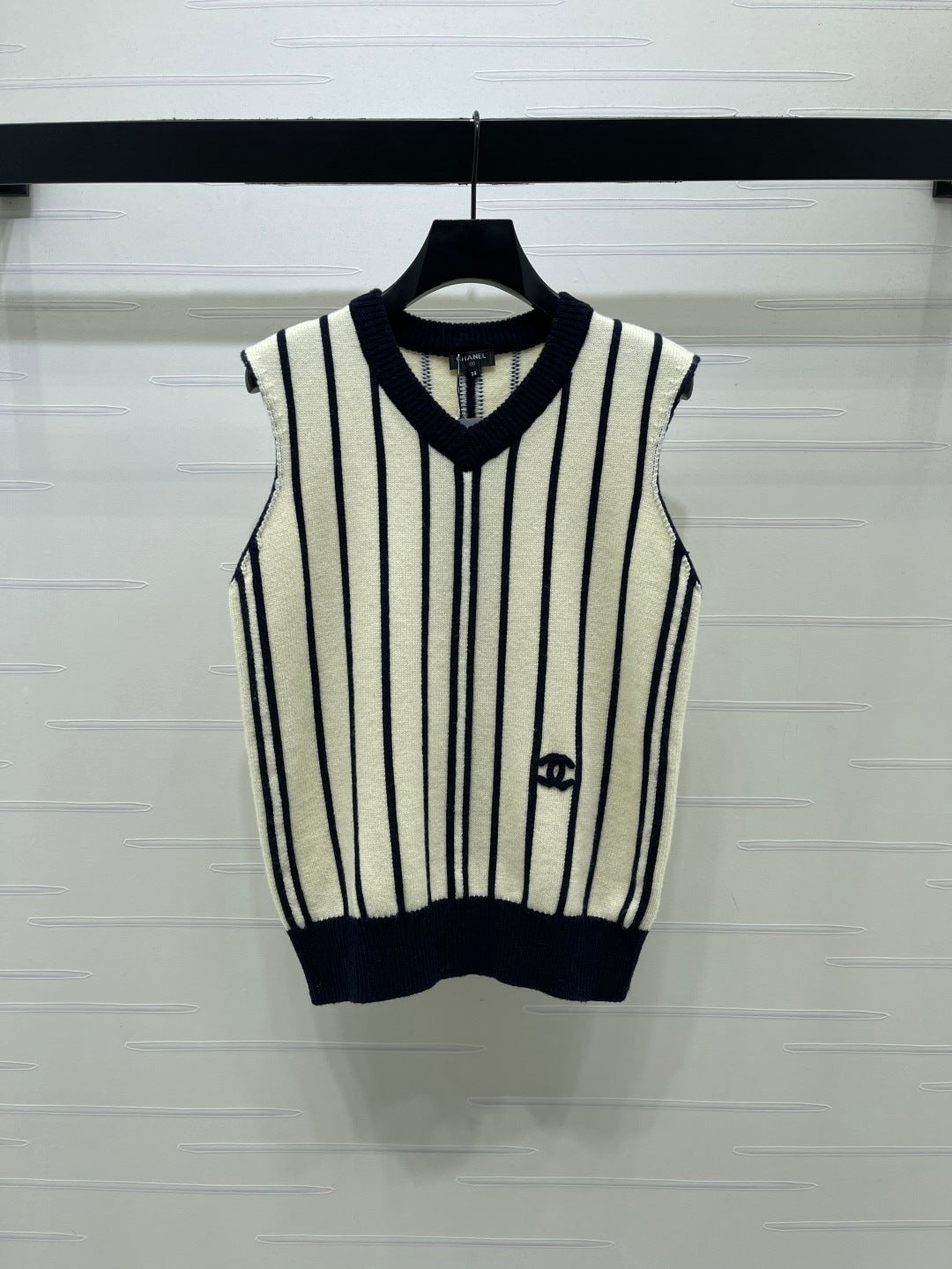 26FW New Vertical-Stripe V-Neck Knit Vest
