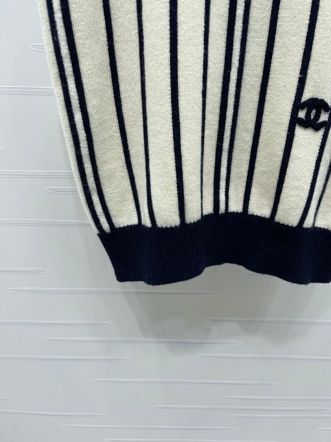 26FW New Vertical-Stripe V-Neck Knit Vest