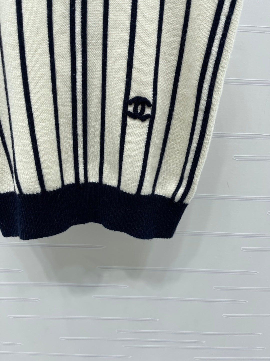 26FW New Vertical-Stripe V-Neck Knit Vest