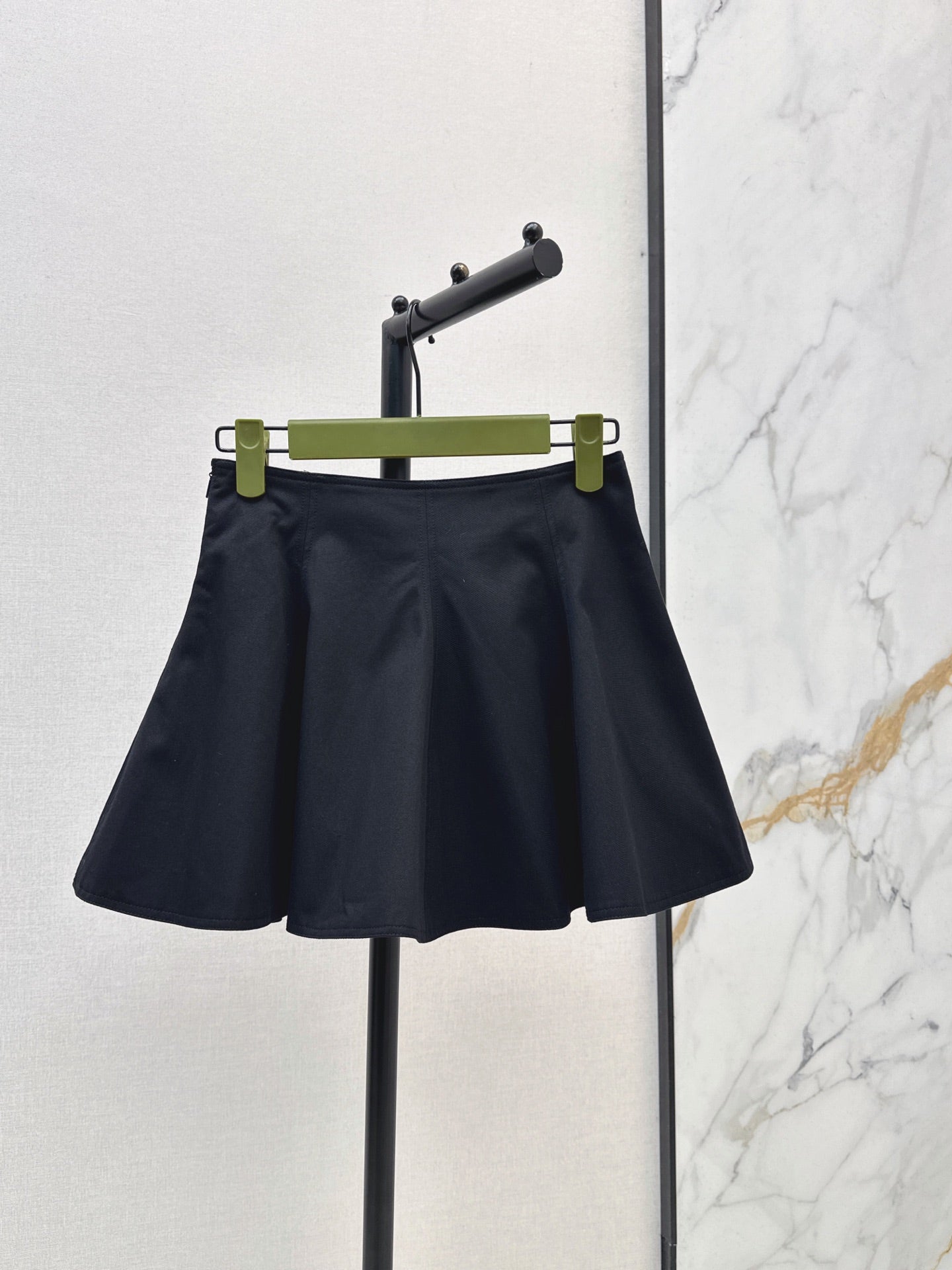 26FW New Fishtail Ruffle-Hem Mini Skirt 🖤