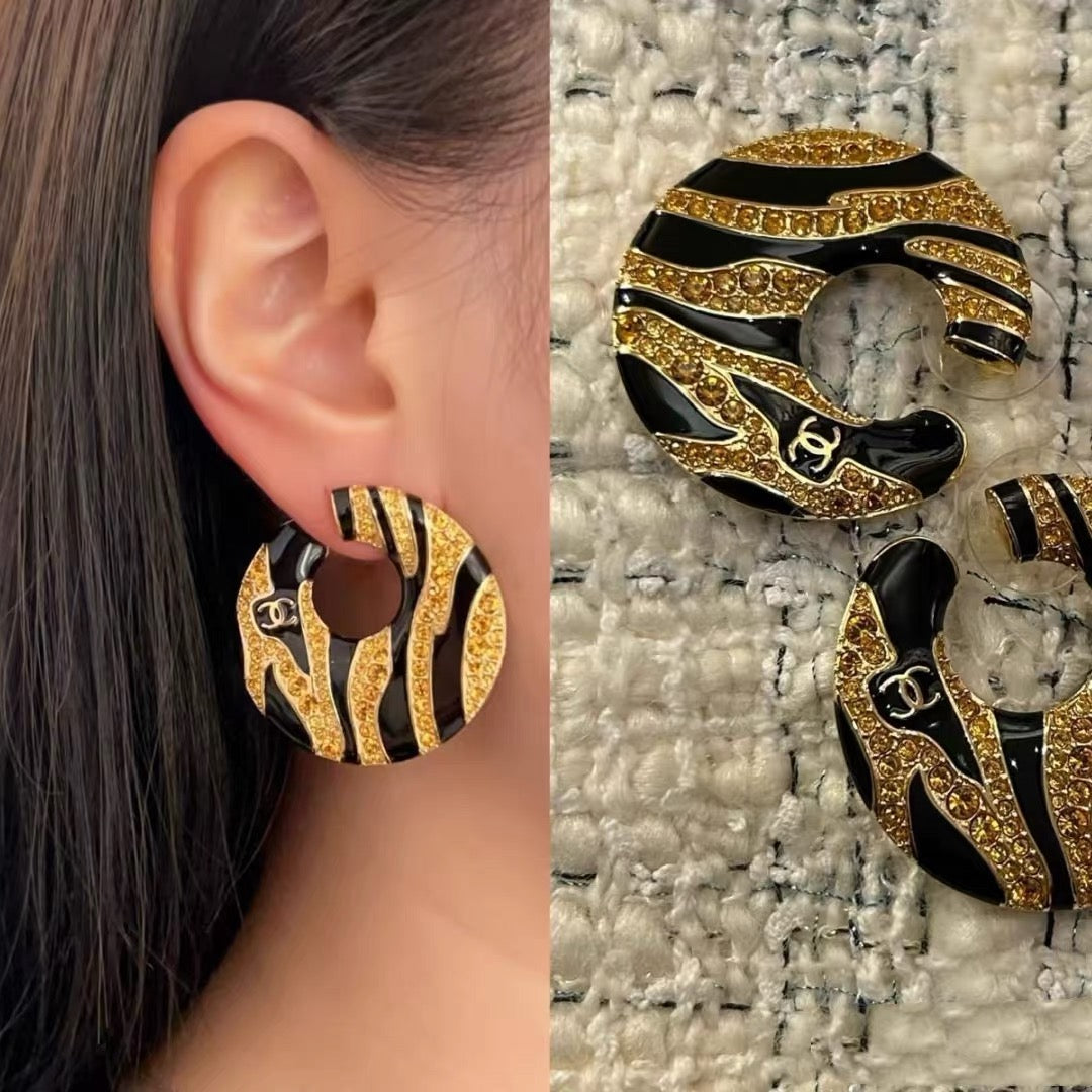 ❤️‍🔥Limited edition❤️‍🔥26FW New Limited-Edition Zebra-Print Double-C Stud Earrings