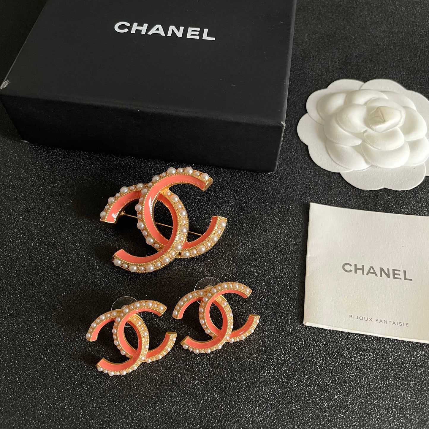 26FW New Classic Pearl Double-C Brooch