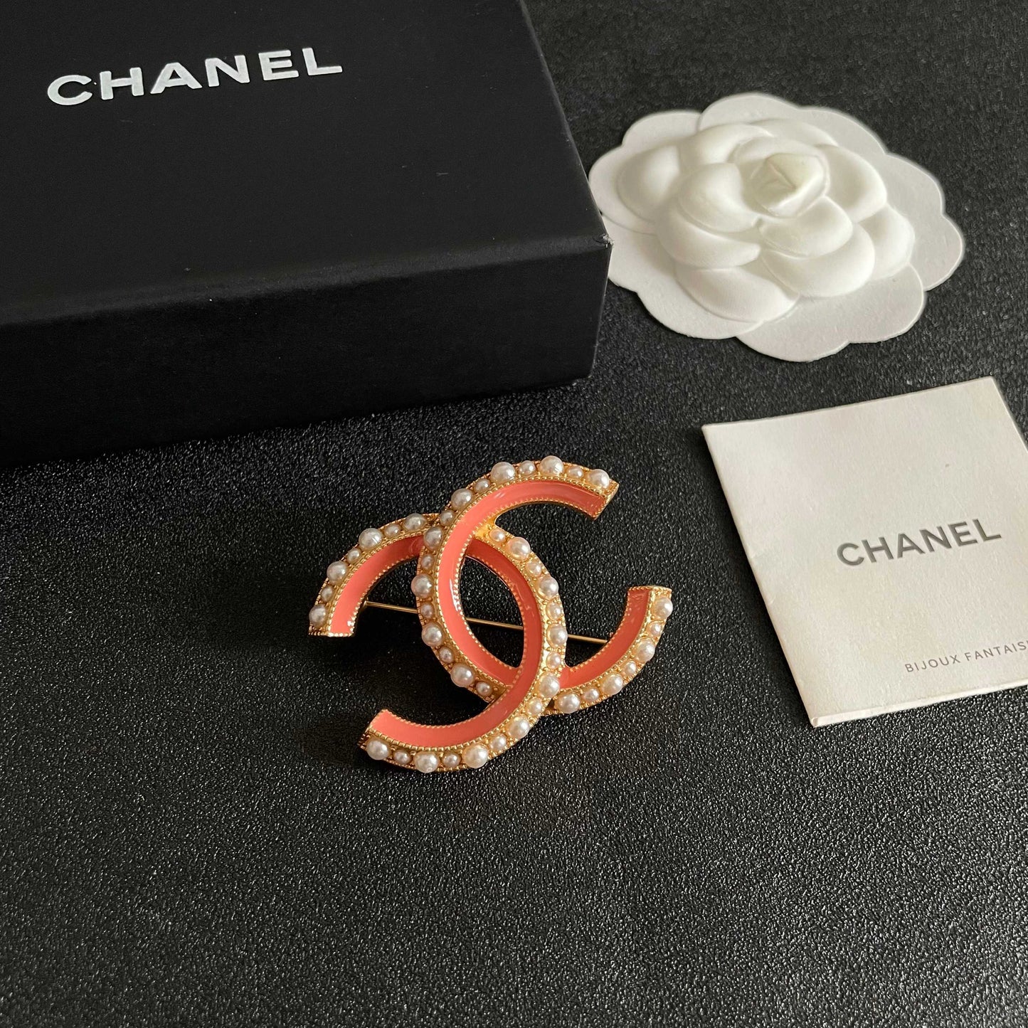 26FW New Classic Pearl Double-C Brooch