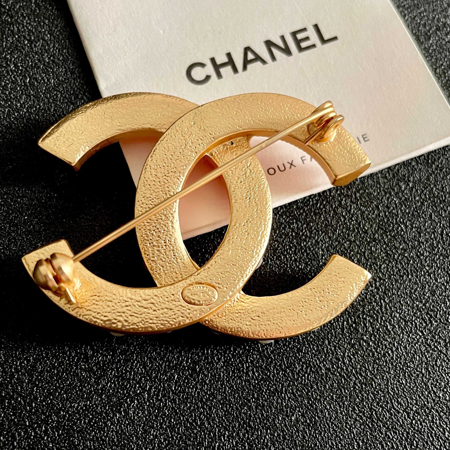 26FW New Classic Pearl Double-C Brooch