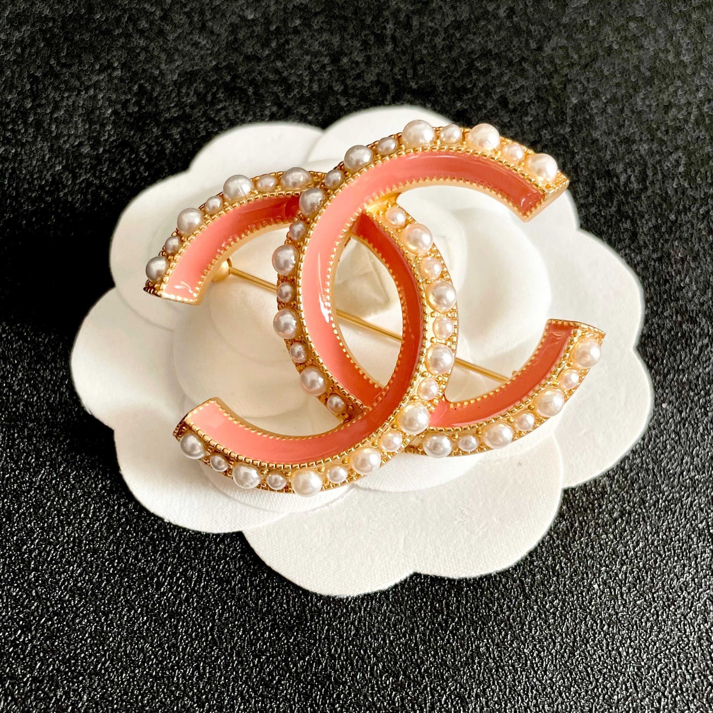 26FW New Classic Pearl Double-C Brooch