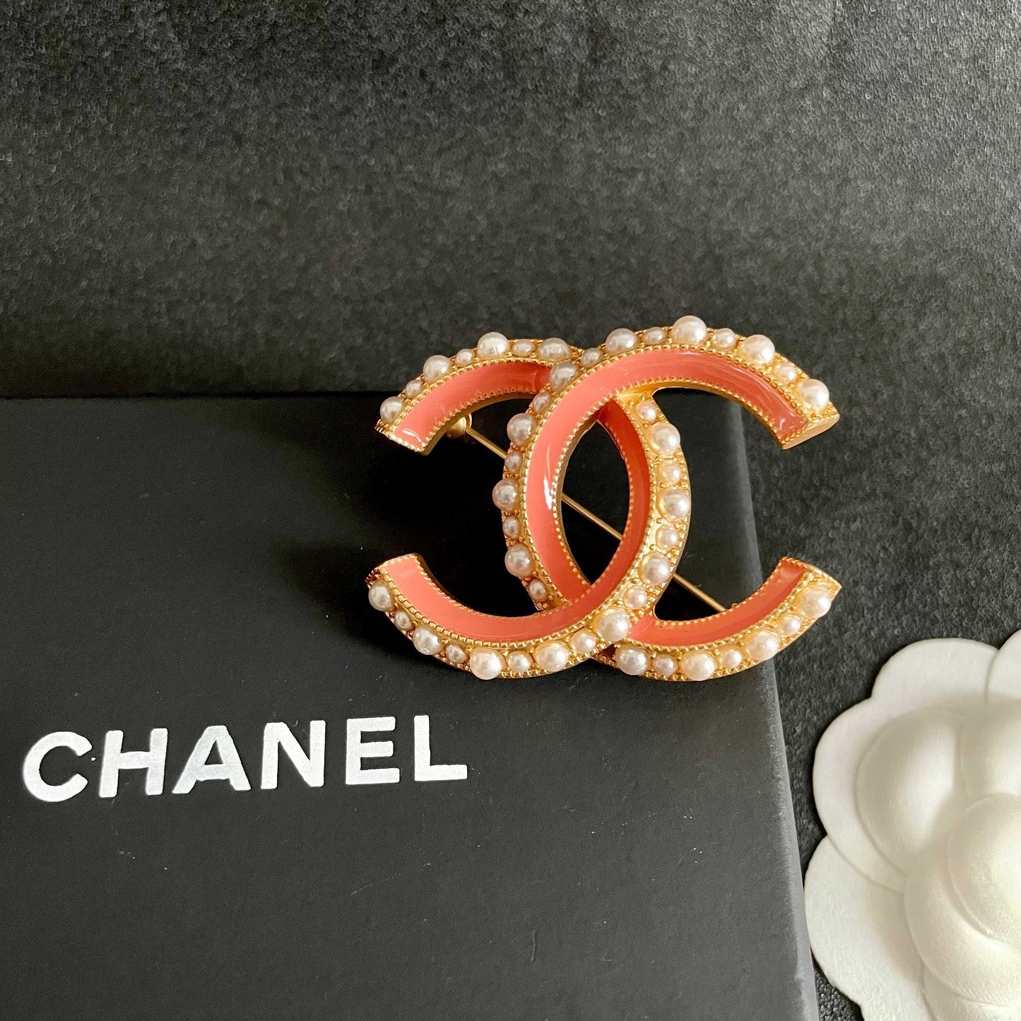 26FW New Classic Pearl Double-C Brooch