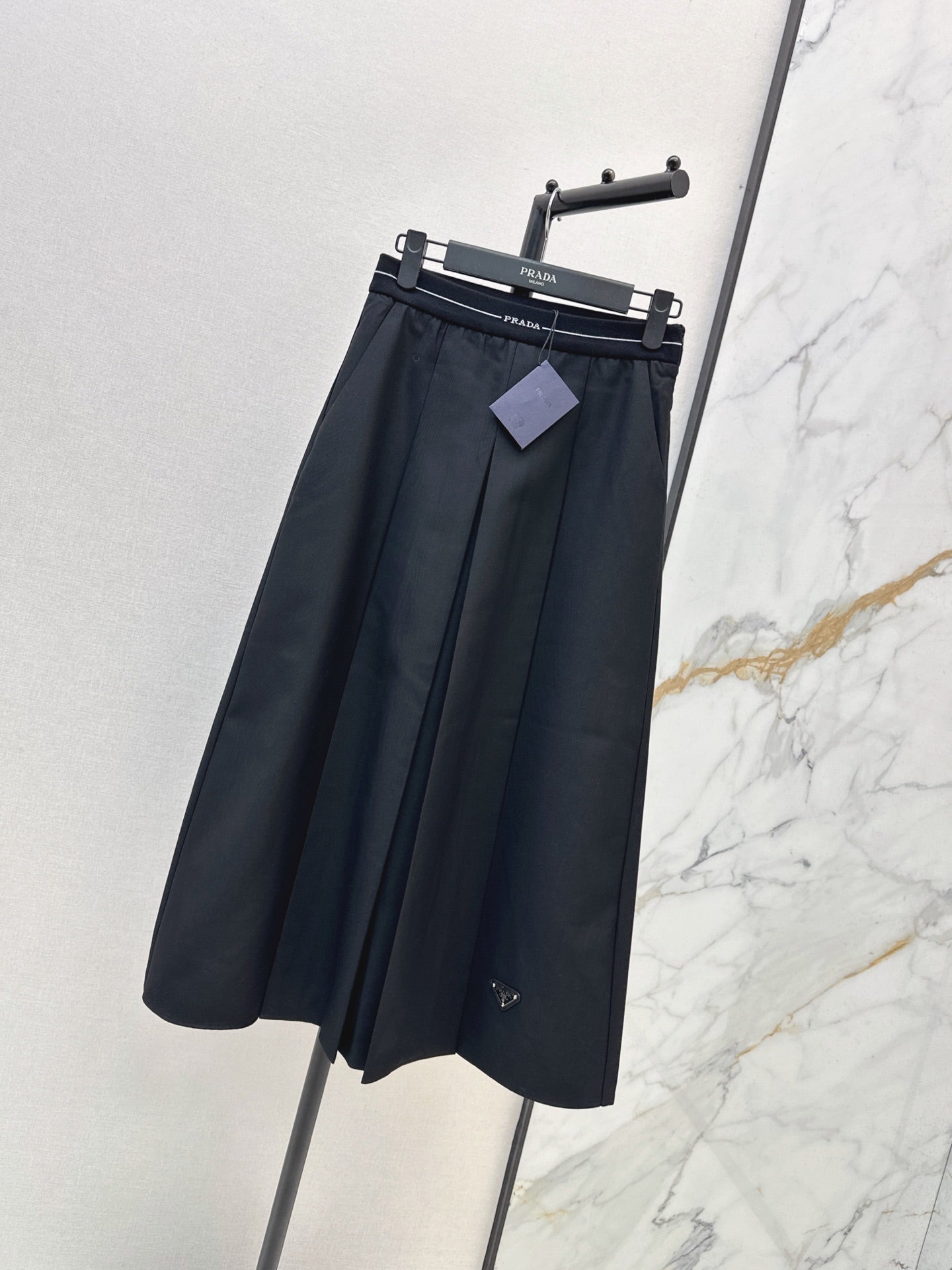 26FW New Long Skirt with Elastic Waist and Triangle Logo Detail 🖤