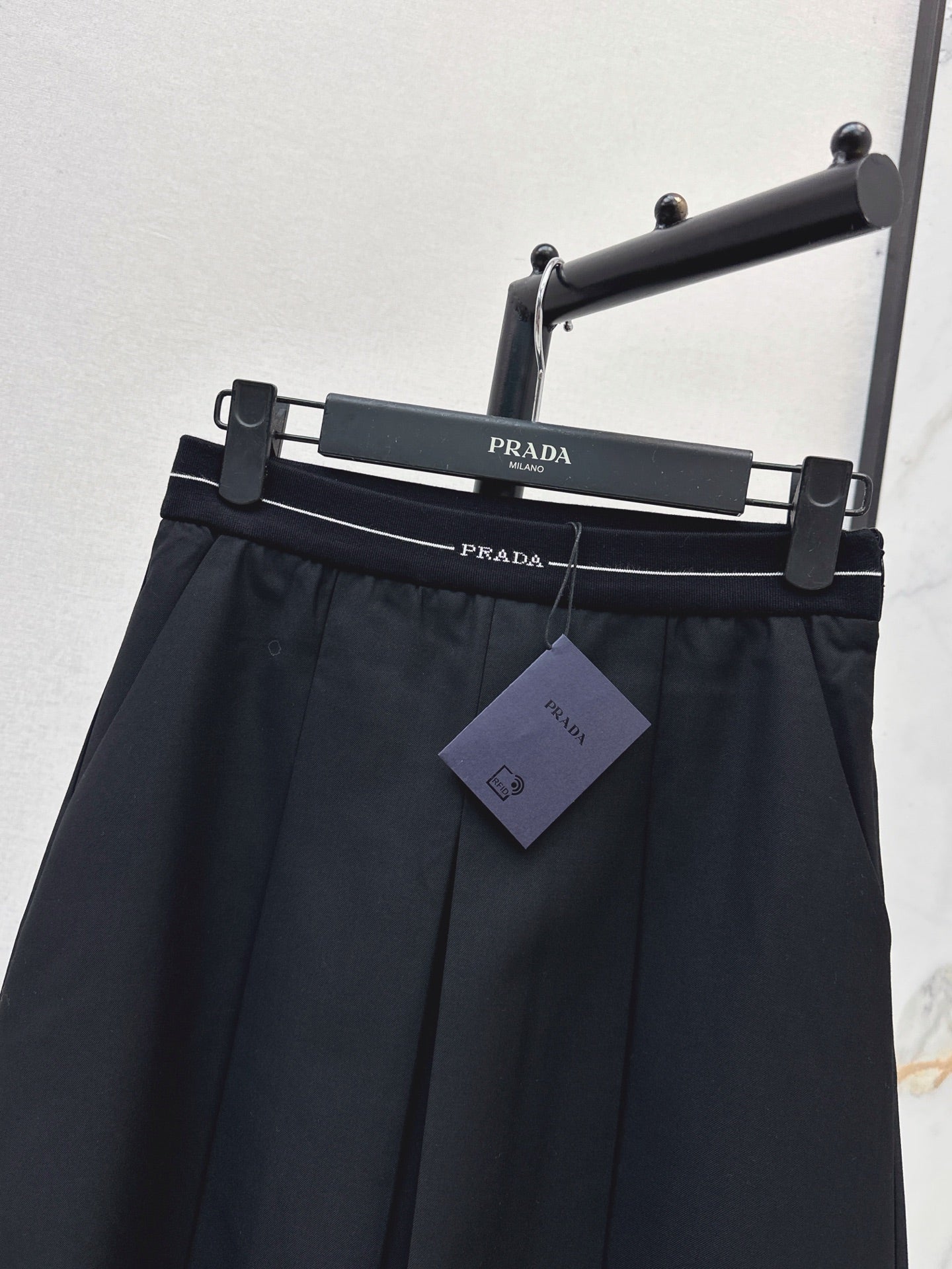 26FW New Long Skirt with Elastic Waist and Triangle Logo Detail 🖤
