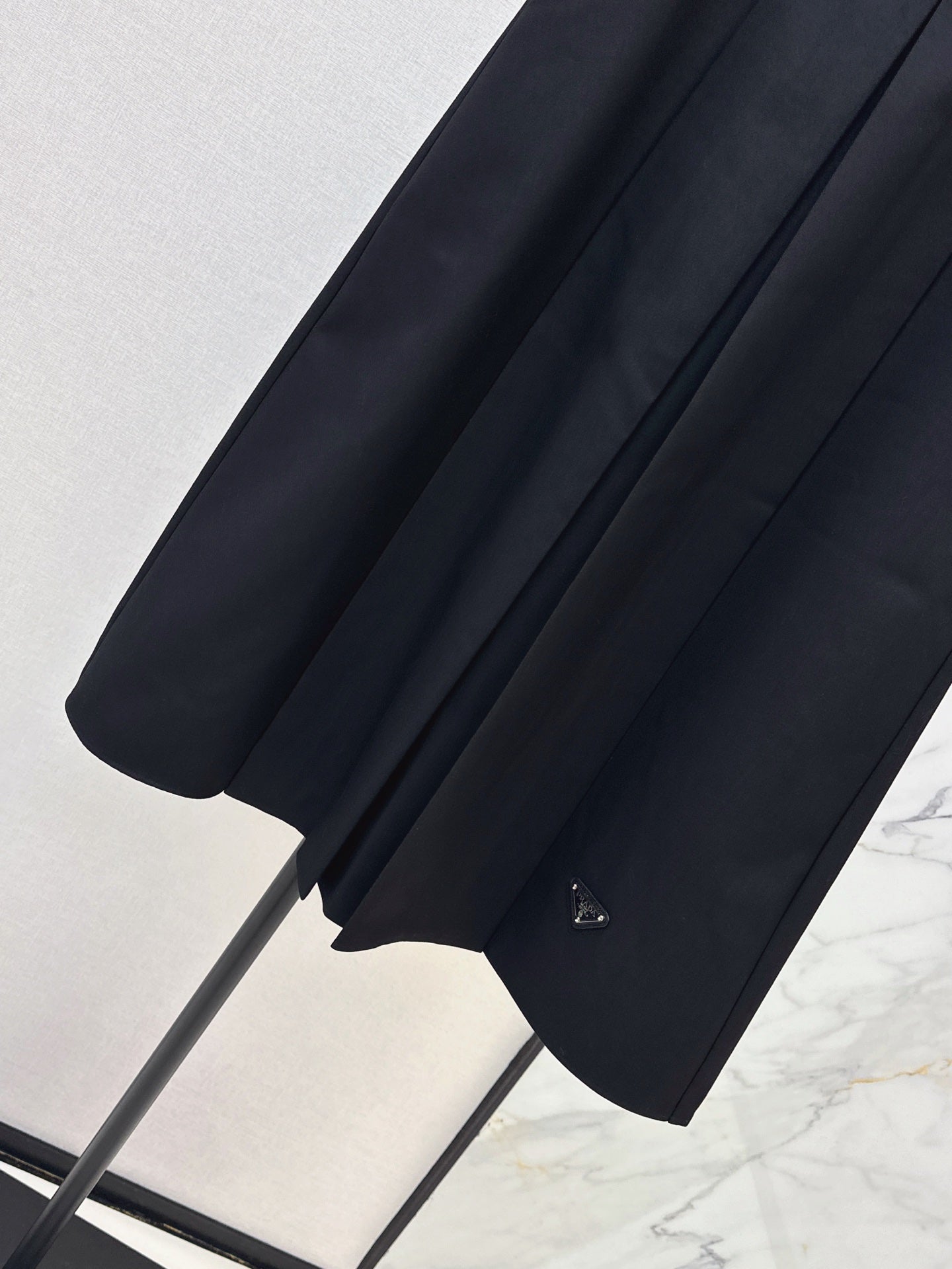 26FW New Long Skirt with Elastic Waist and Triangle Logo Detail 🖤