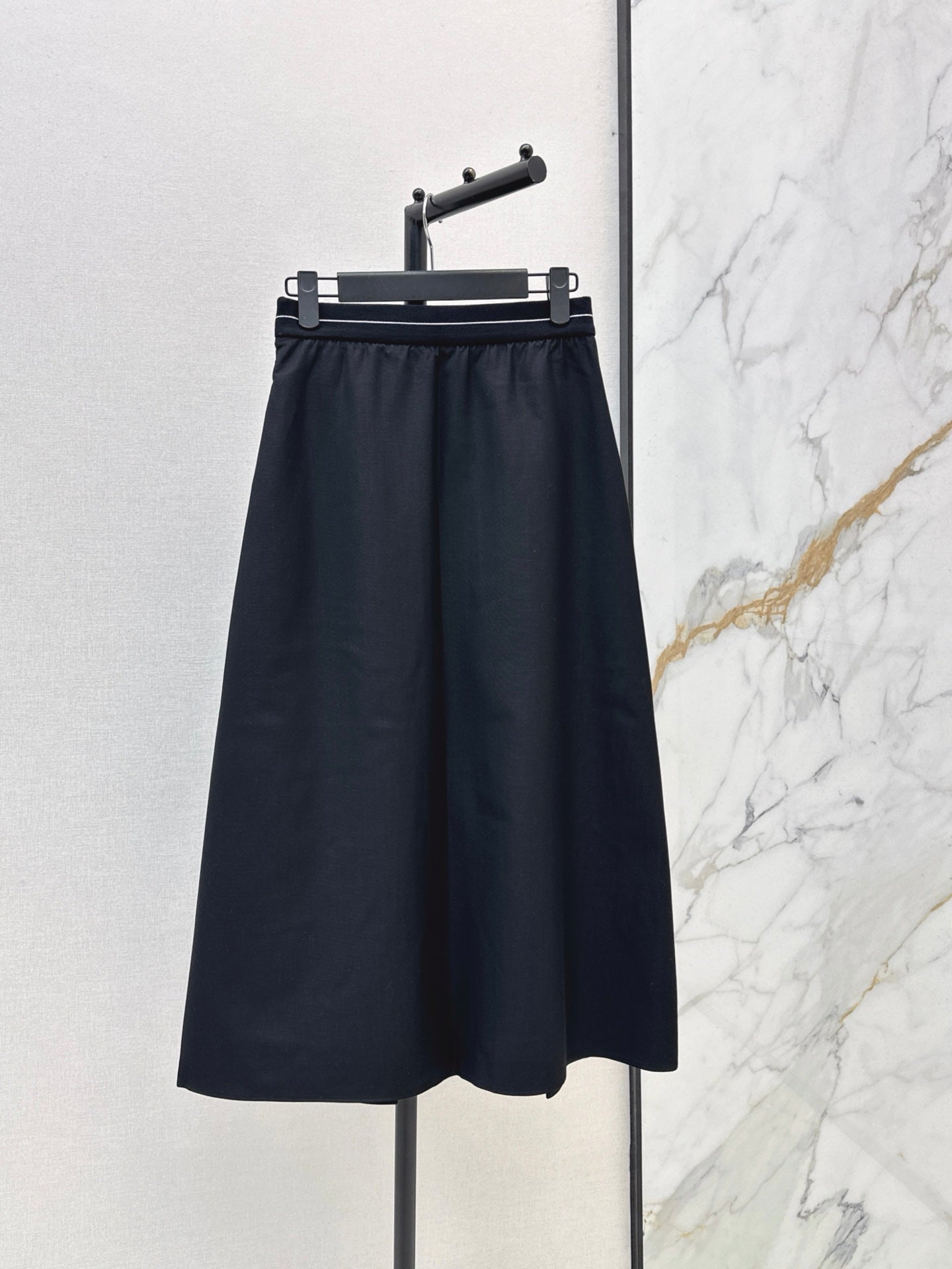 26FW New Long Skirt with Elastic Waist and Triangle Logo Detail 🖤